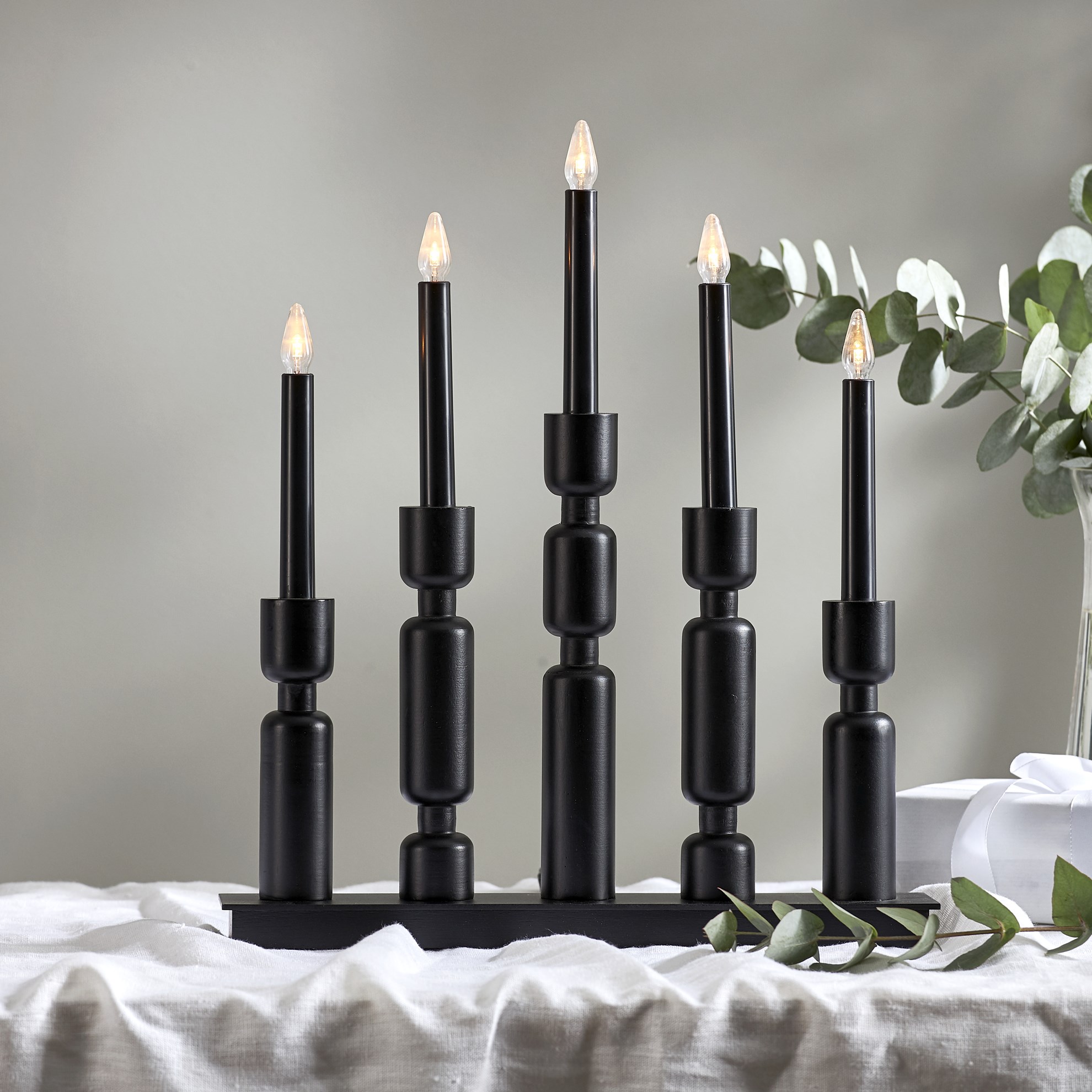 Dřevěný svícen UDDEBO 5 žárovek černý_0