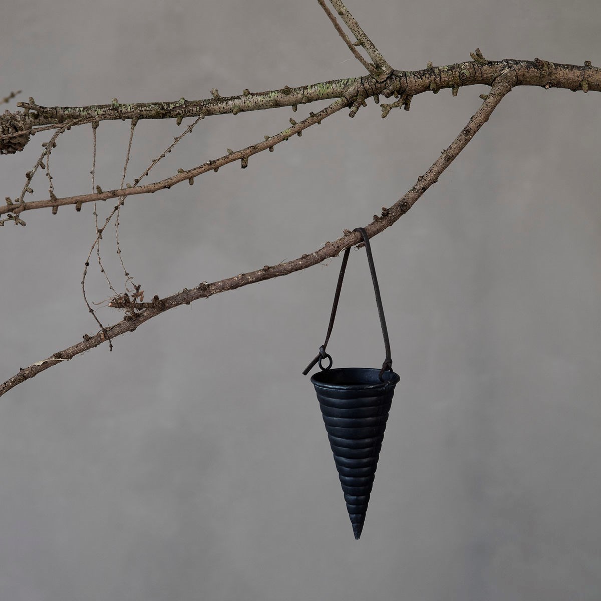 Závěsná kónická dekorace INAYA černá_1