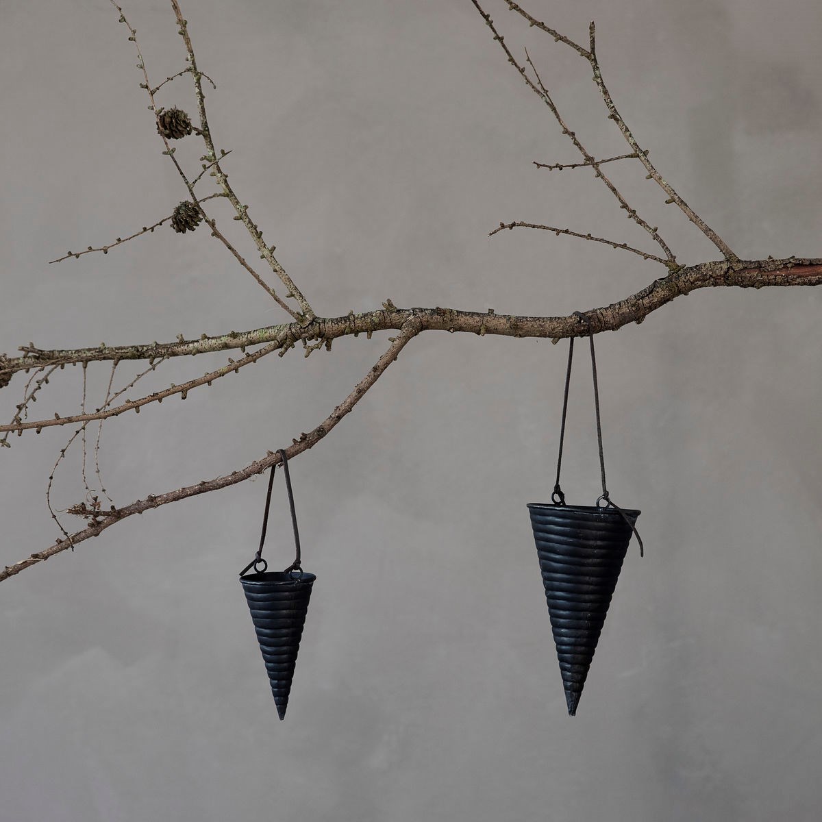 Závěsná kónická dekorace INAYA černá_3