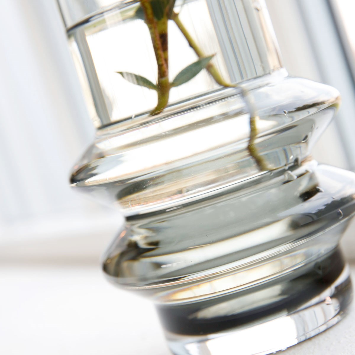 Skleněná váza SAPA kouřově šedá_2