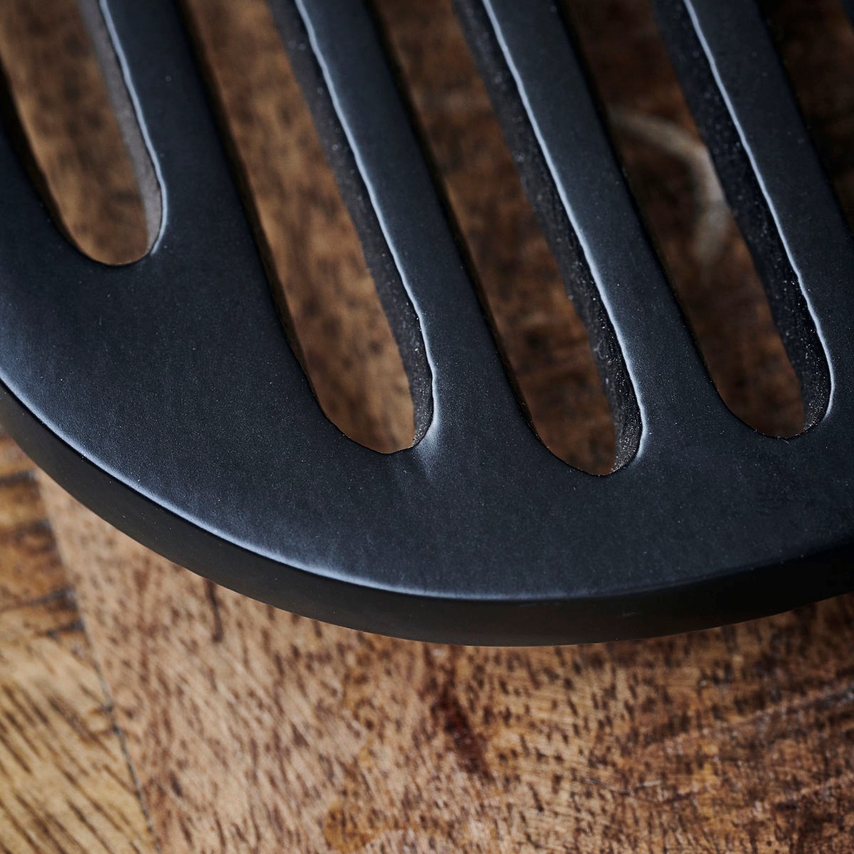 Kov. podložka pod hrnec LIV 42x30 cm černá_1