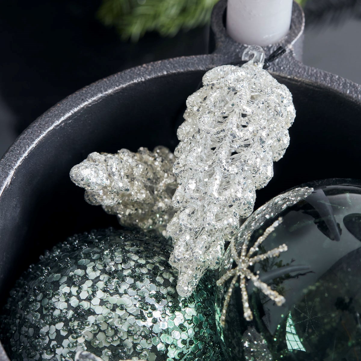 Vánoční ozdoba ve tvaru šišky CONE 9 cm SET/6ks stříbrná_0