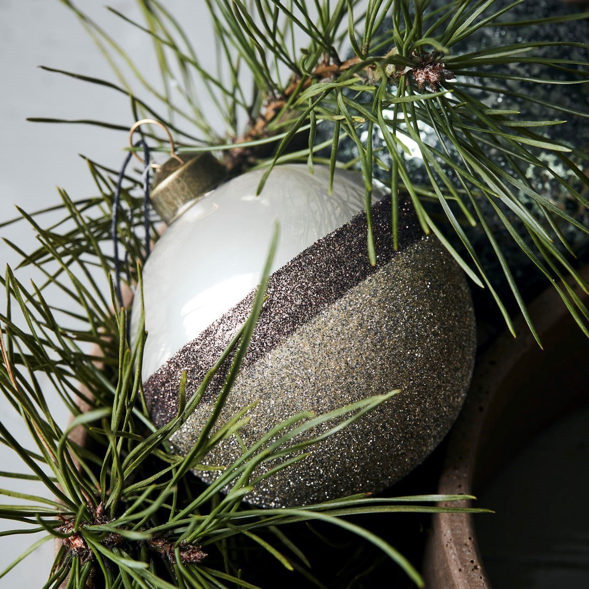 Obrázok z Vianočná ozdoba STRIPE Send 8 cm guľa s trblietkou
