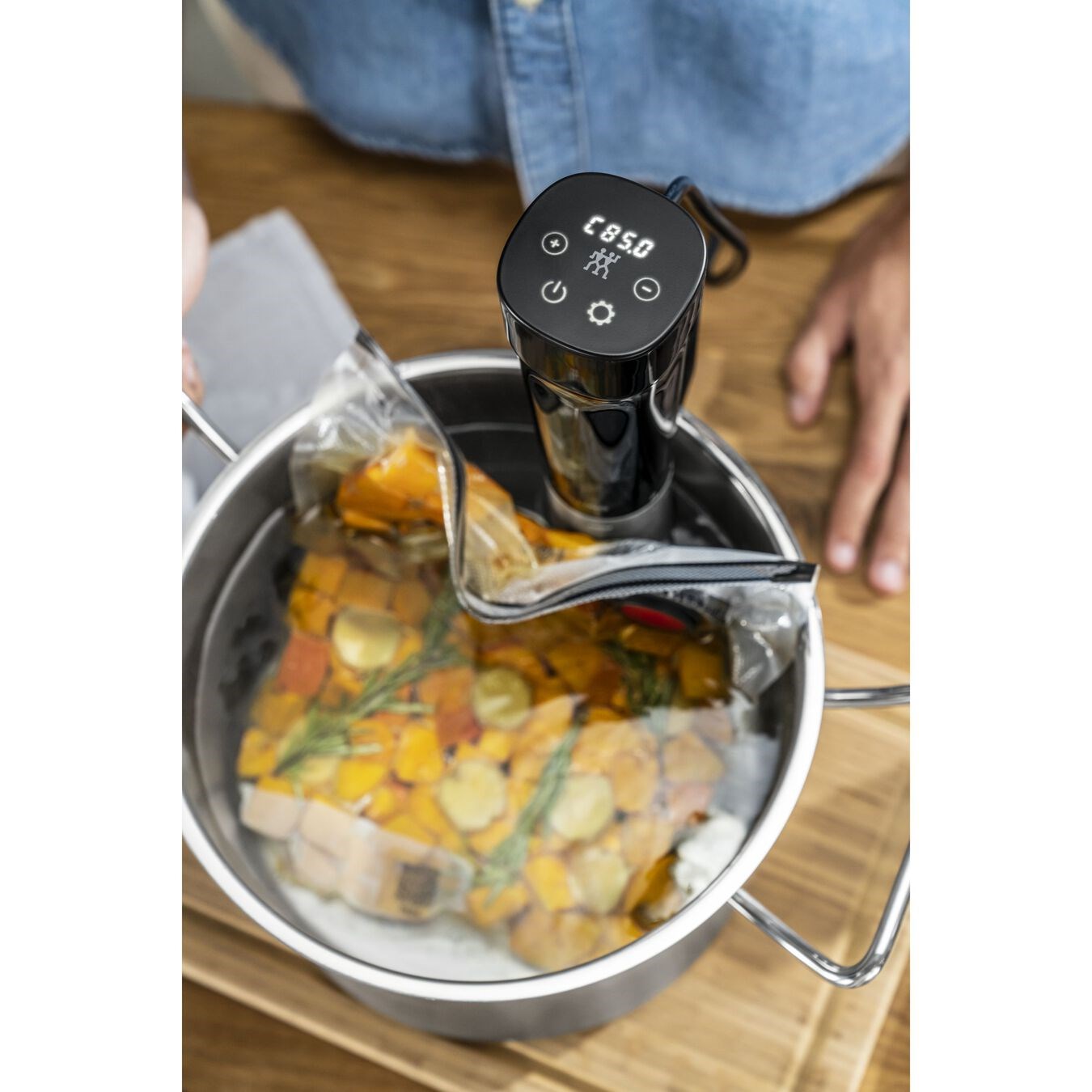 Vařič SOUS-VIDE 1200W černý_4