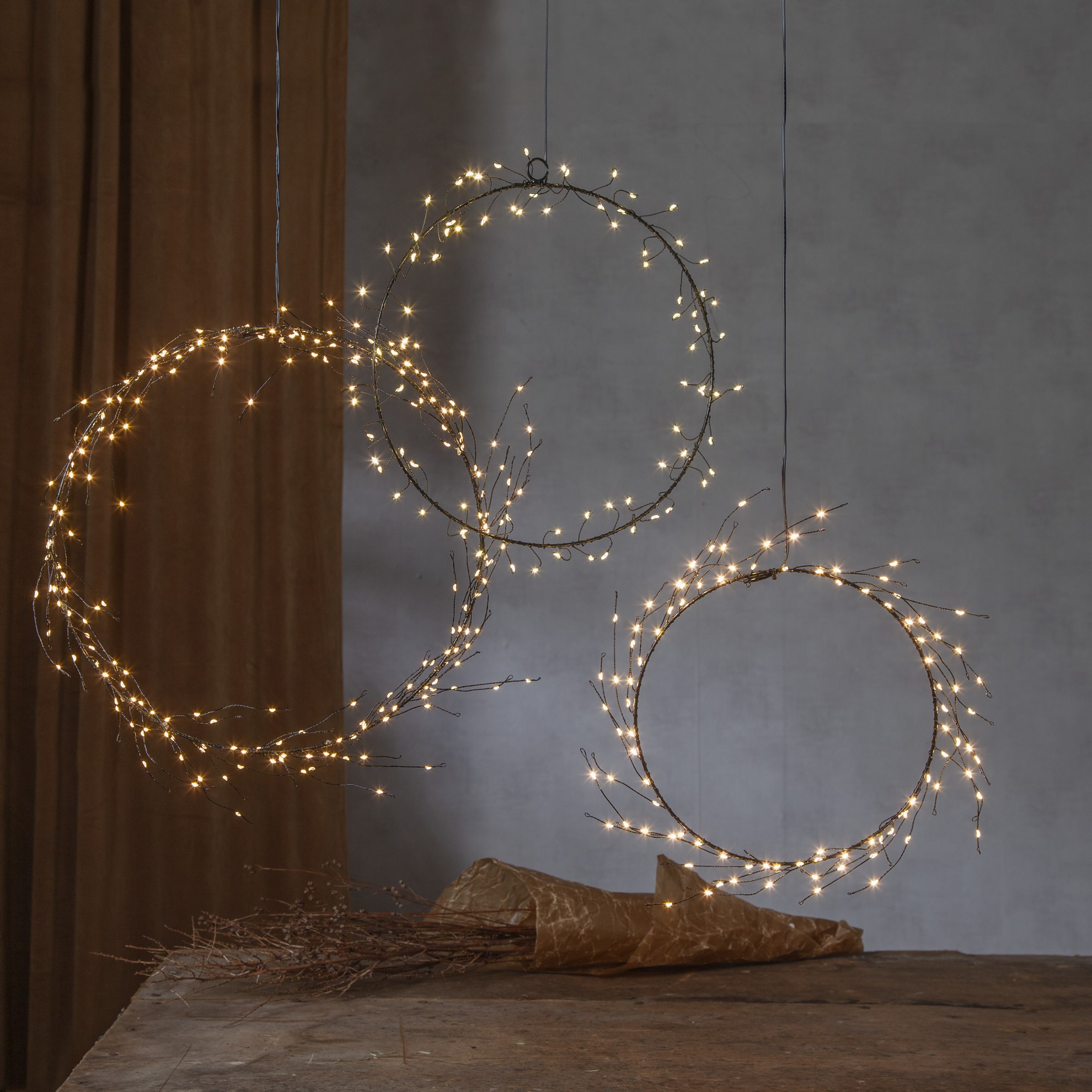 Závěsný svítící věnec STAR NIKE 95x LED P.24 cm černý_0