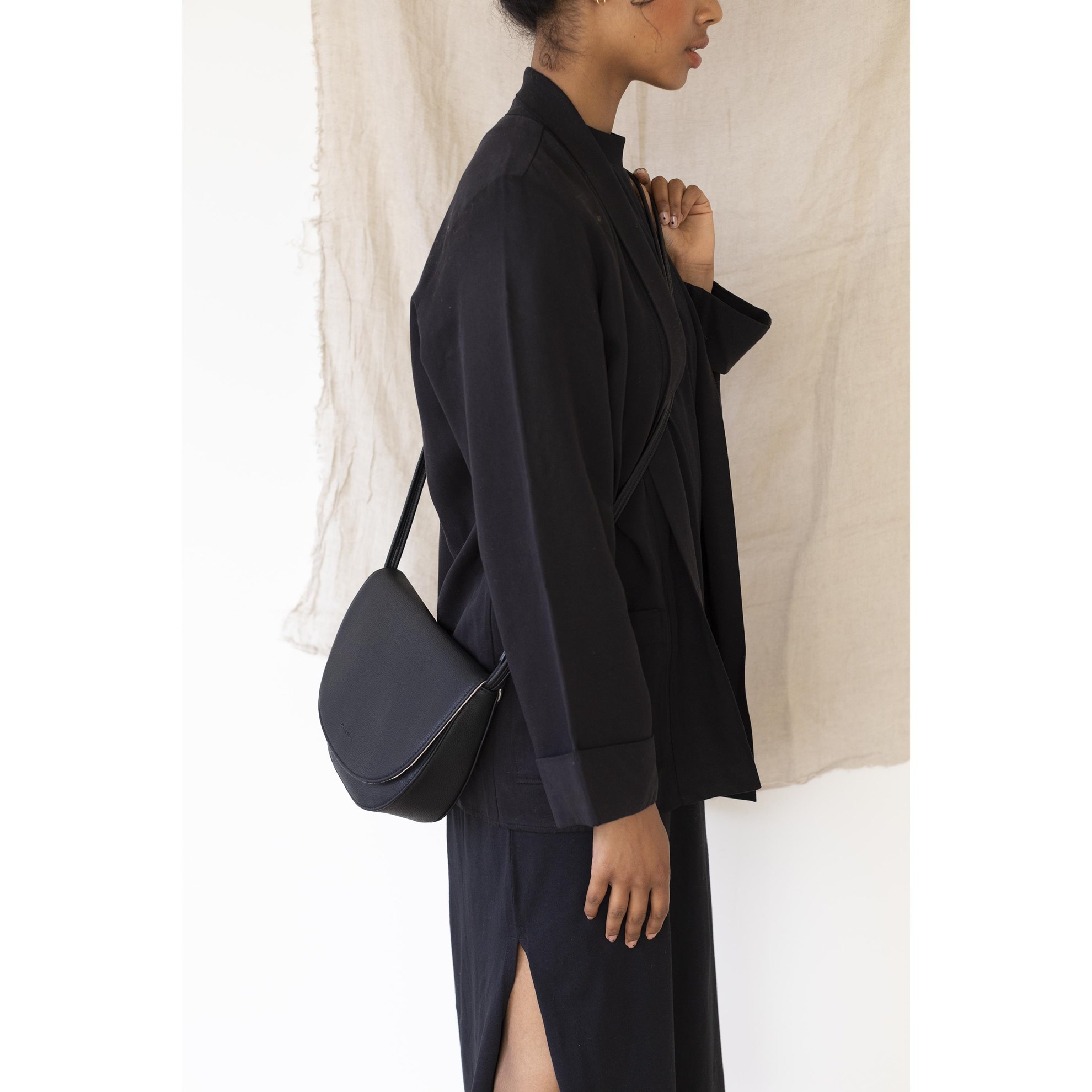 Kabelka SOMA half moon Monk & Anna oblázková PU kůže černá_0