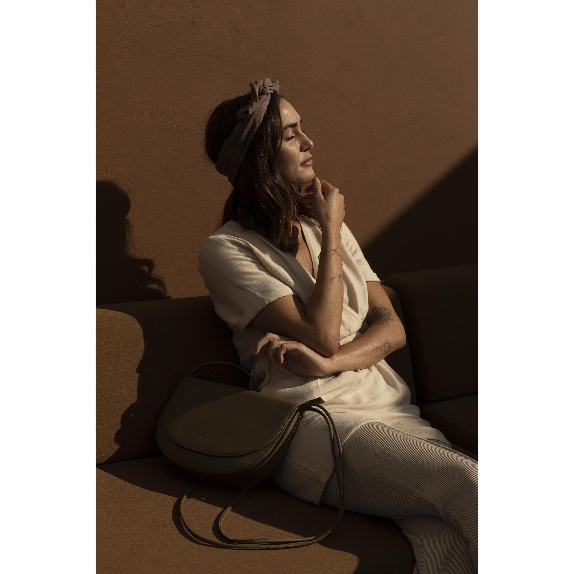 Kabelka přes rameno SOMA half moon Monk & Anna olivová_1