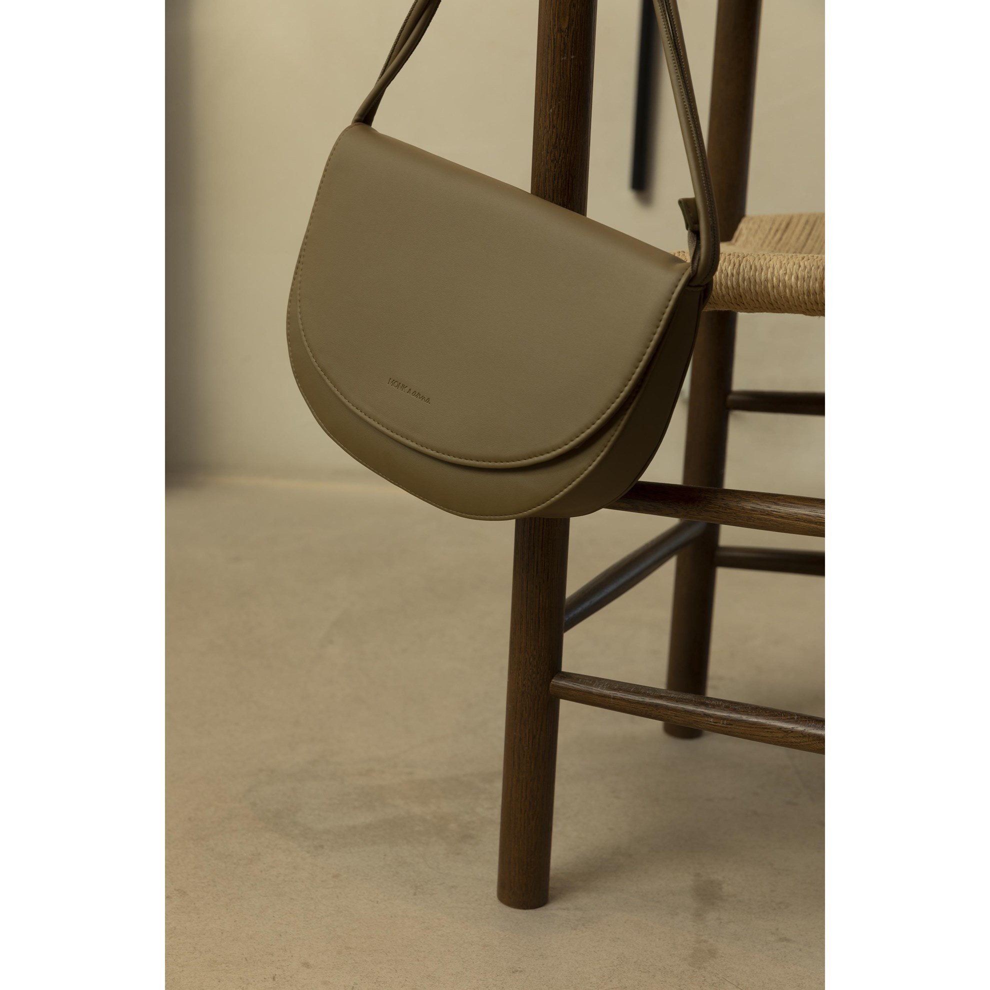 Kabelka přes rameno SOMA half moon Monk & Anna olivová_2