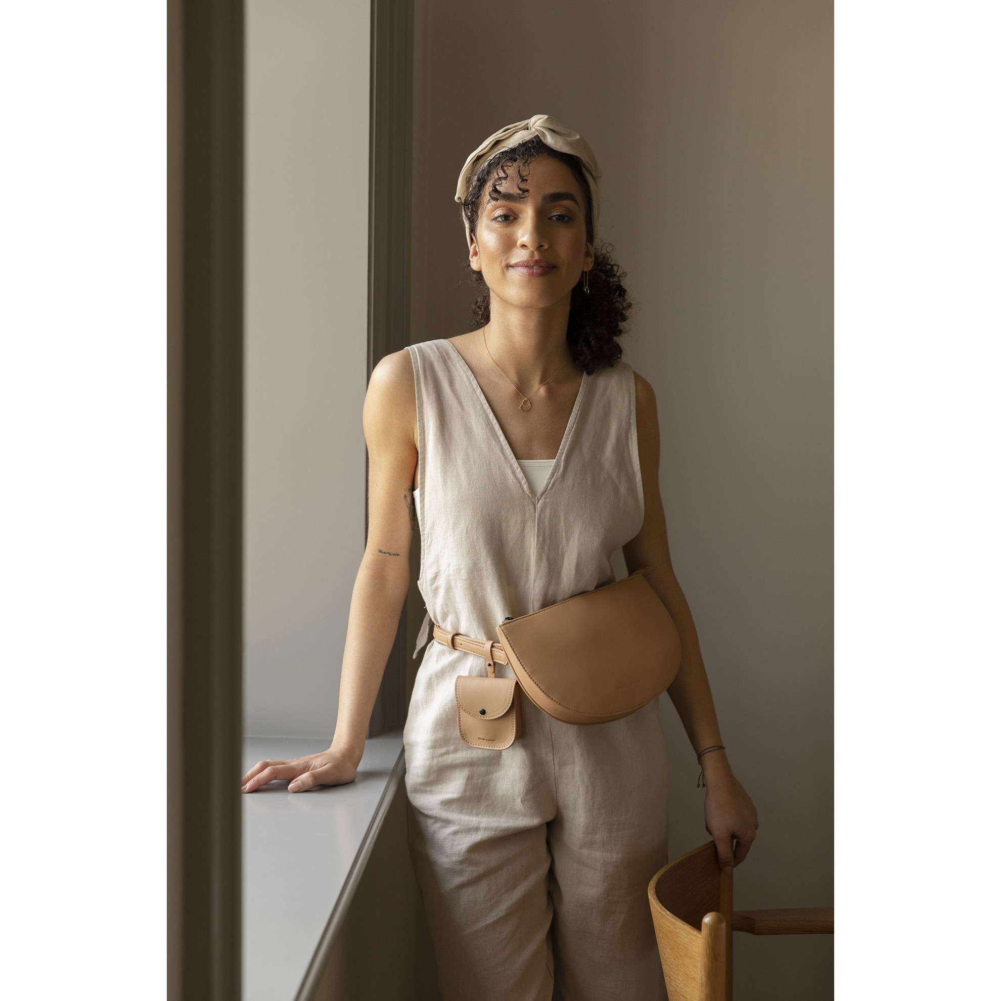 Kabelka s páskem TSUKI Monk & Anna sv. hnědá_1