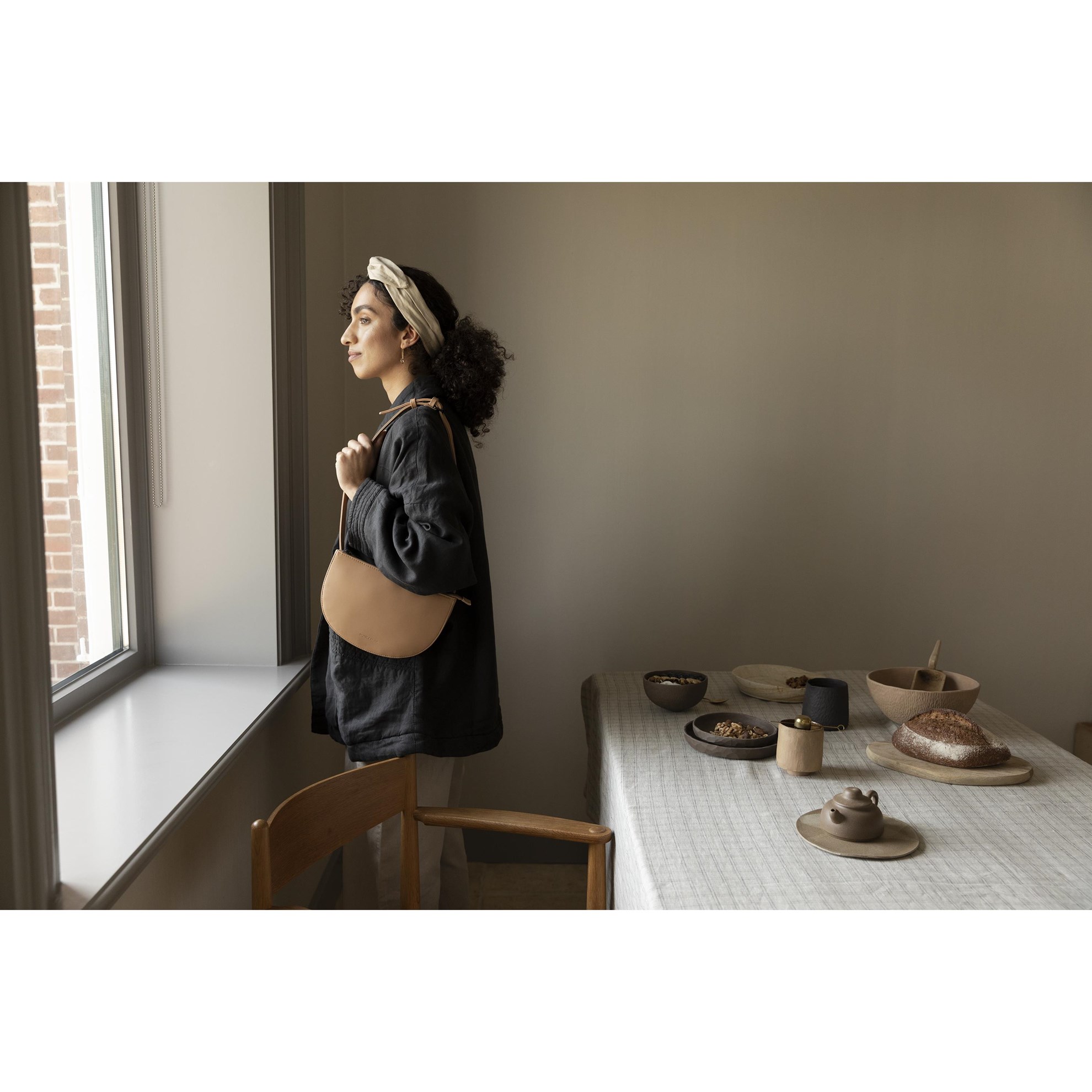 Kabelka s páskem TSUKI Monk & Anna sv. hnědá_2