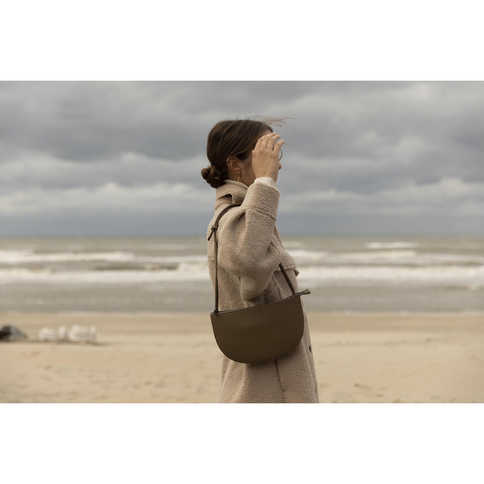 Kabelka s páskem TSUKI Monk & Anna olivová_1