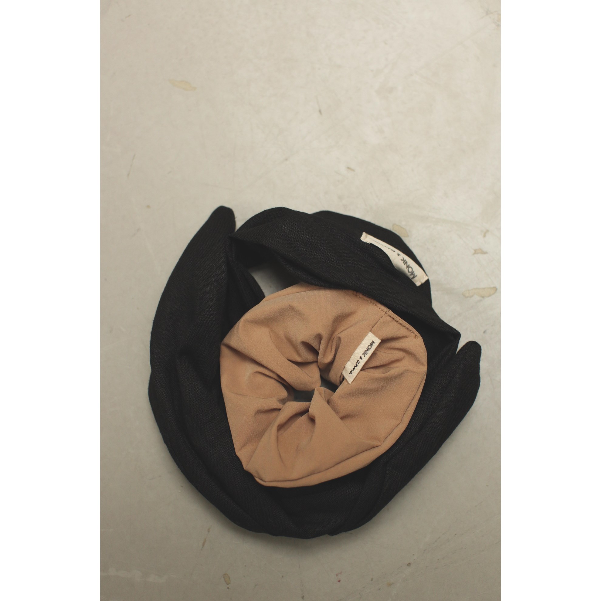 Látková čelenka s tenkým drátkem HEADBAND Monk & Anna černá_0