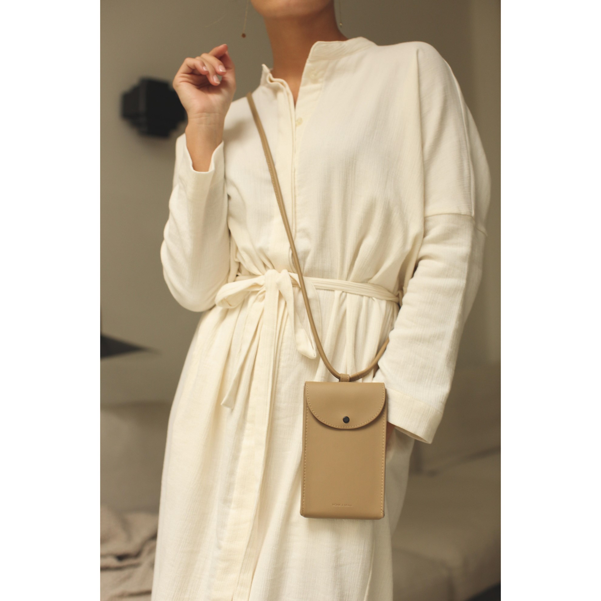 Taška / pouzdro na telefon Monk & Anna sv. hnědé_0