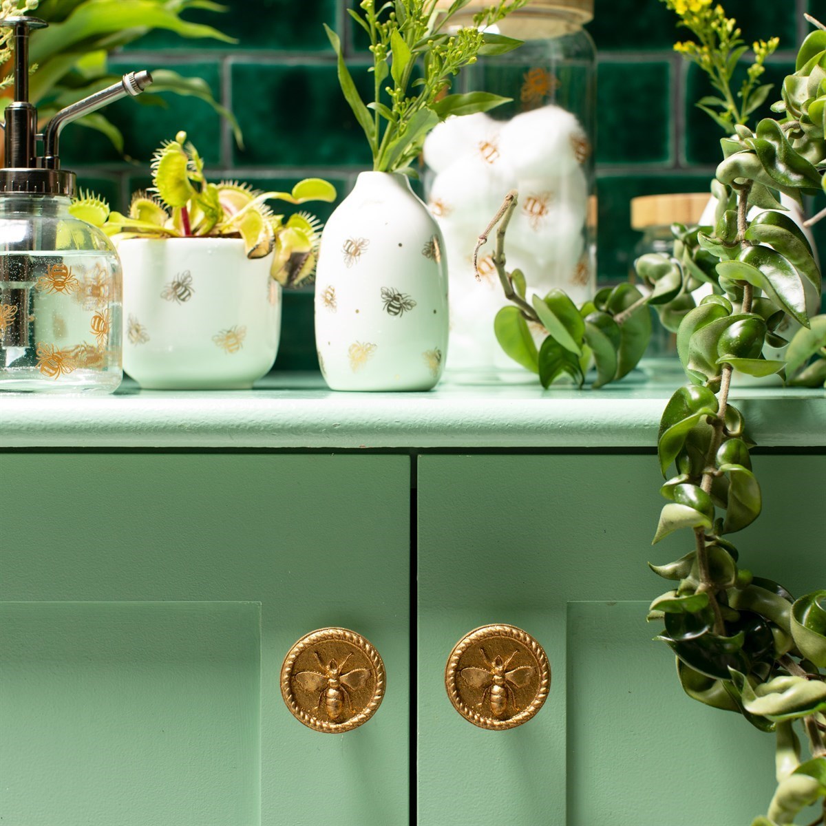 Zlatá úchytka k zásuvce včela_2