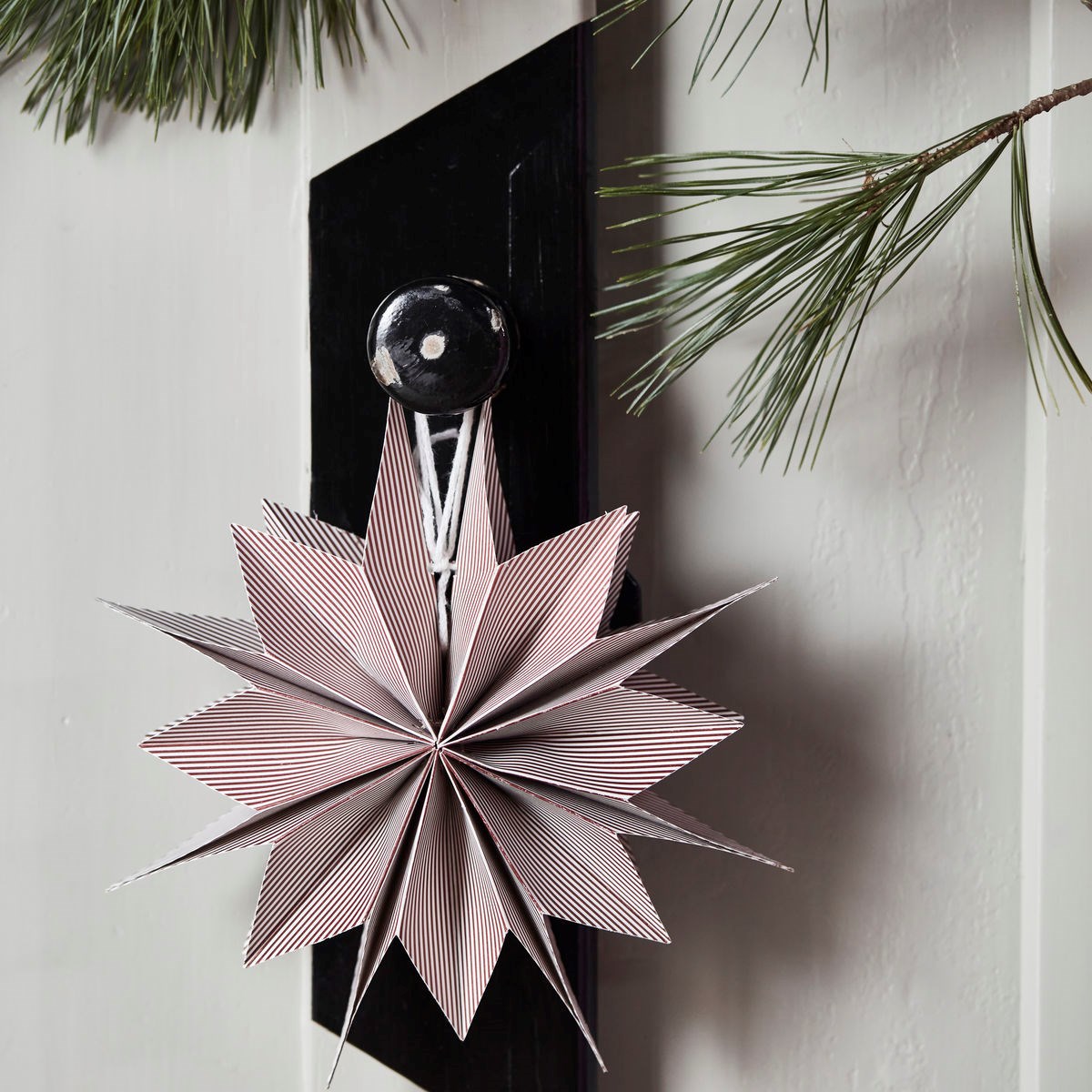 Papírová 12cípá hvězda CAPELLA 20 cm červeno/bílá_1