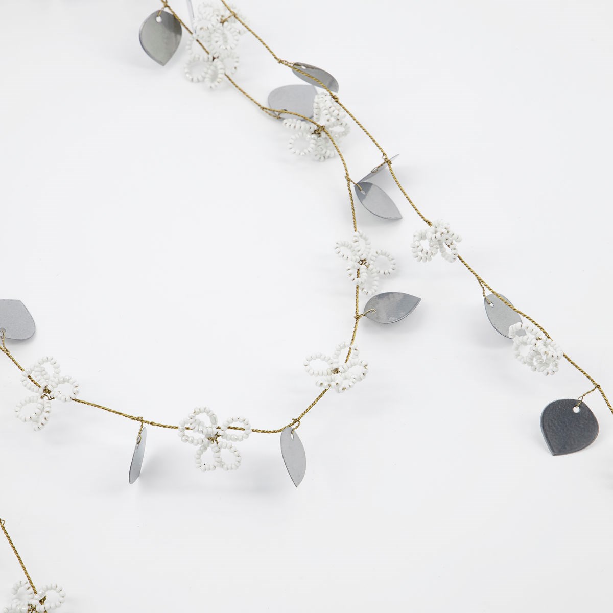 Girlanda korálková LEAF D.150 cm stříbrná_0