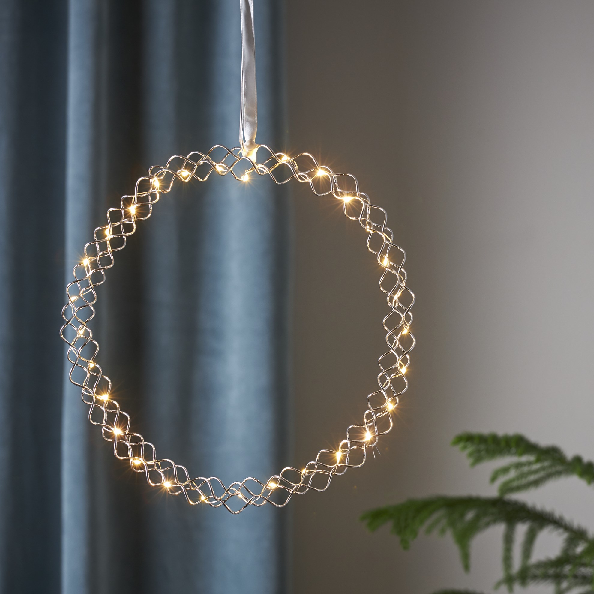 Závěsný svítící věnec HOOP 30x LED P.30 cm stříbrný_0