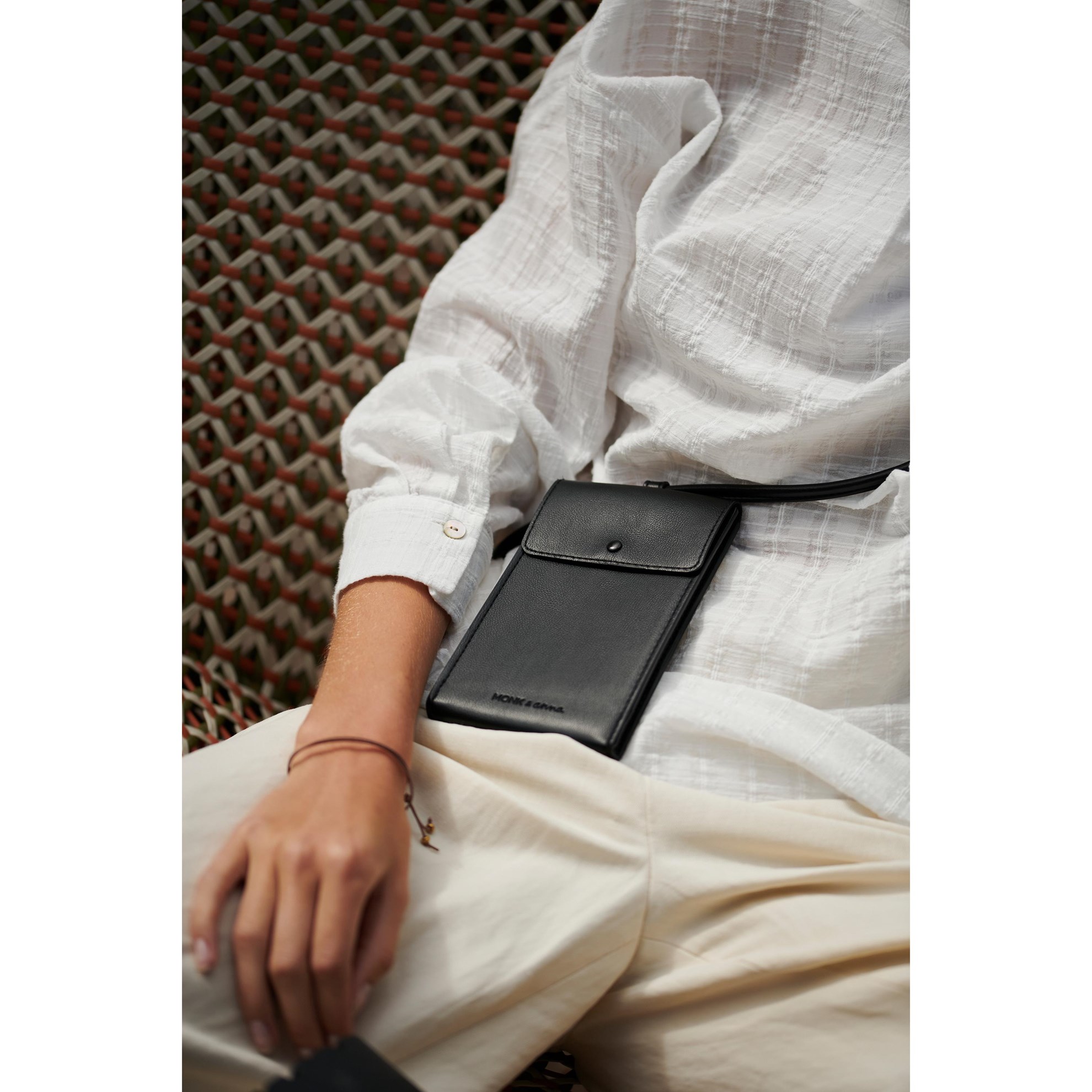 Pouzdro / kabelka na telefon Monk & Anna kůže černá_0