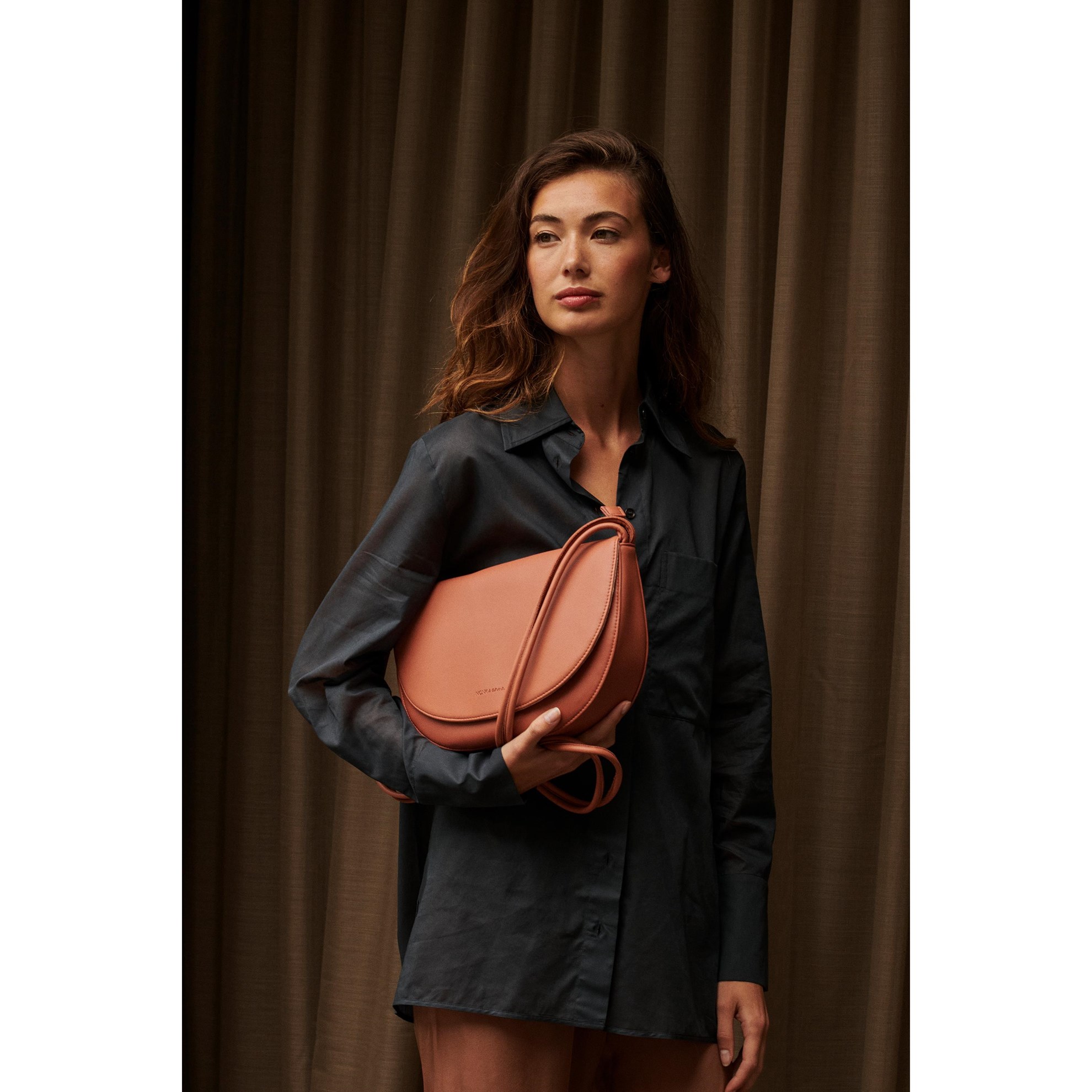 Kabelka SOMA půlměsíc Monk & Anna červenohnědá_4