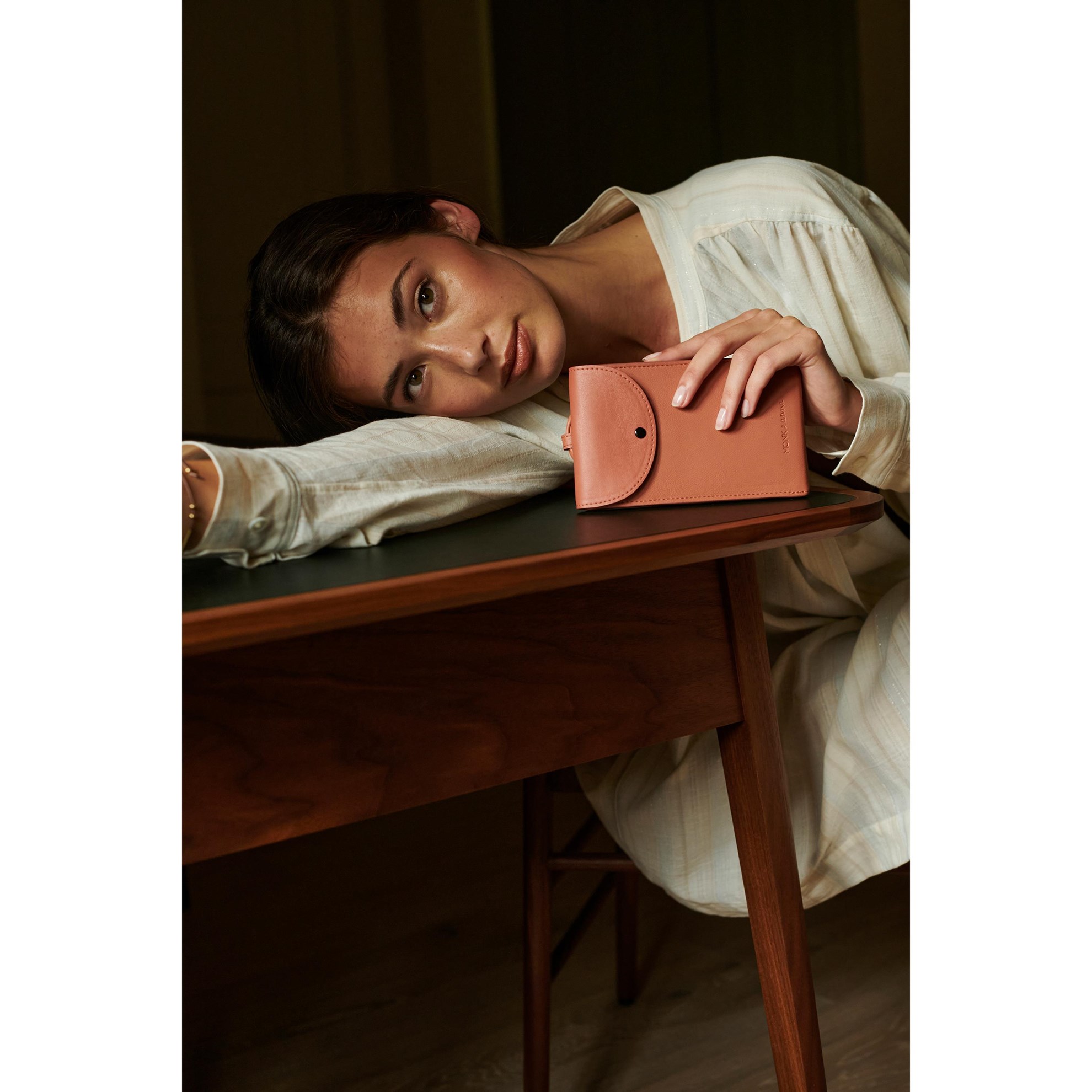 Pouzdro / kabelka na telefon Monk & Anna červenohnědá_3