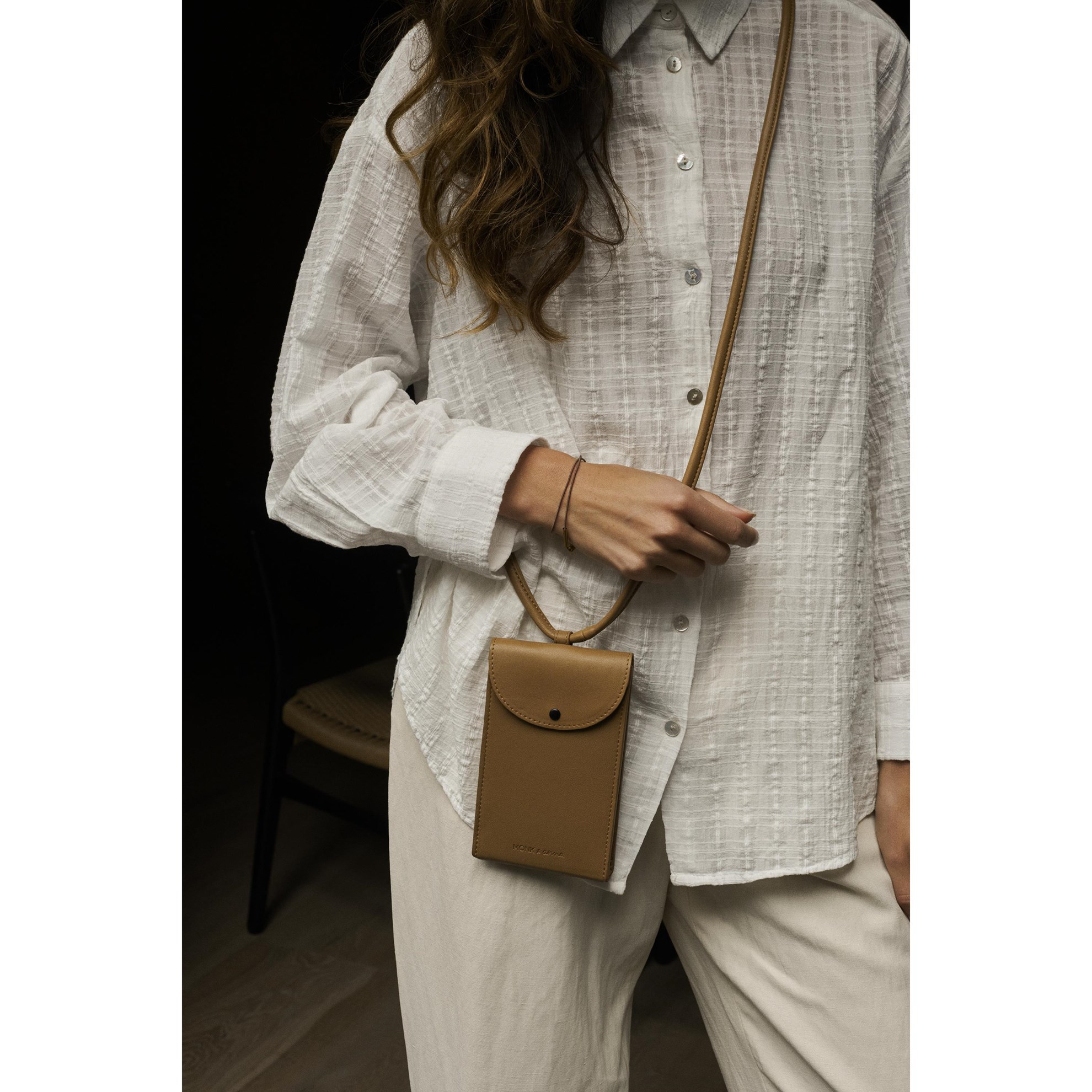 Pouzdro / kabelka na telefon Monk & Anna žlutohnědá_4