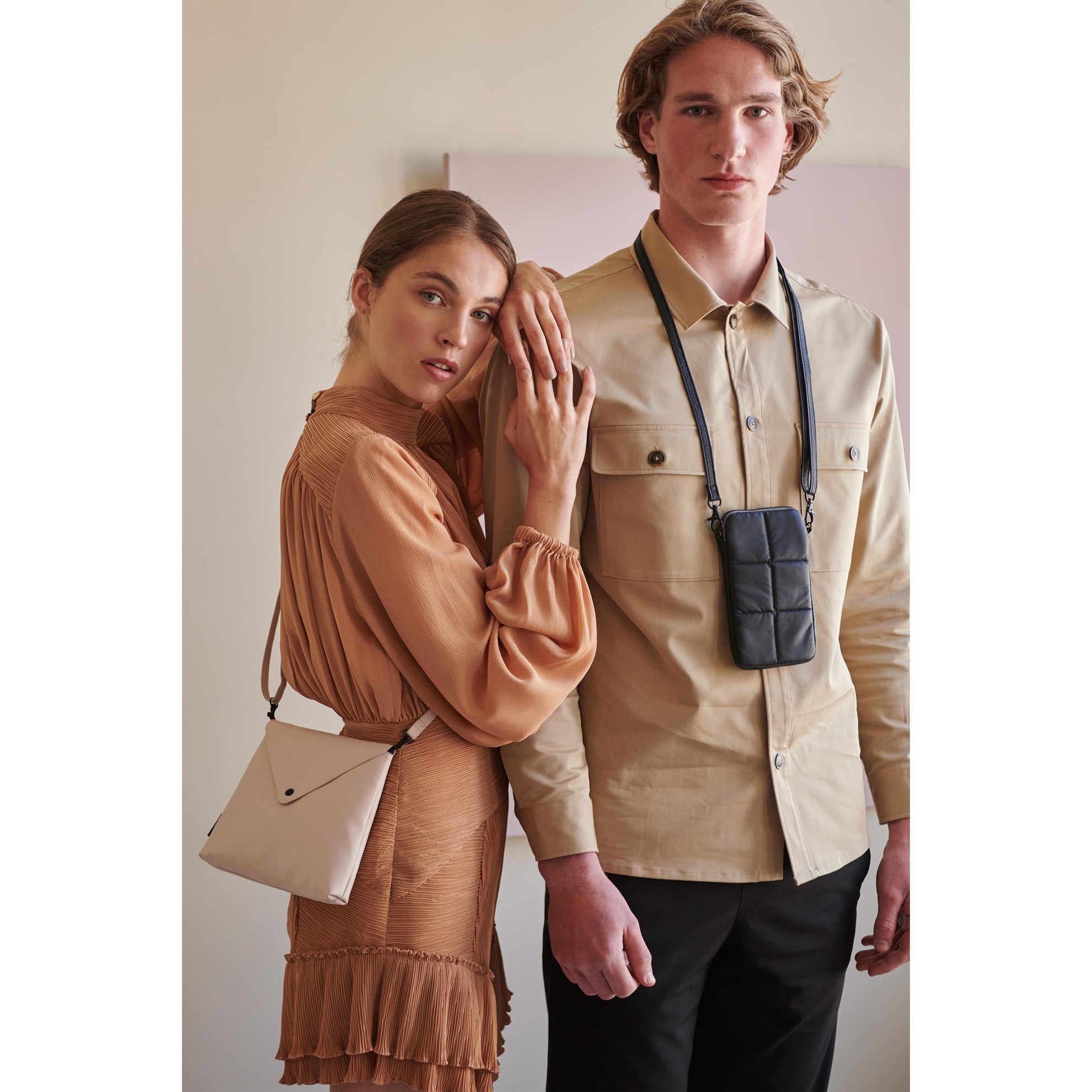 Prošívané pouzdro na telefon Tinne+Mia LUCE black_2