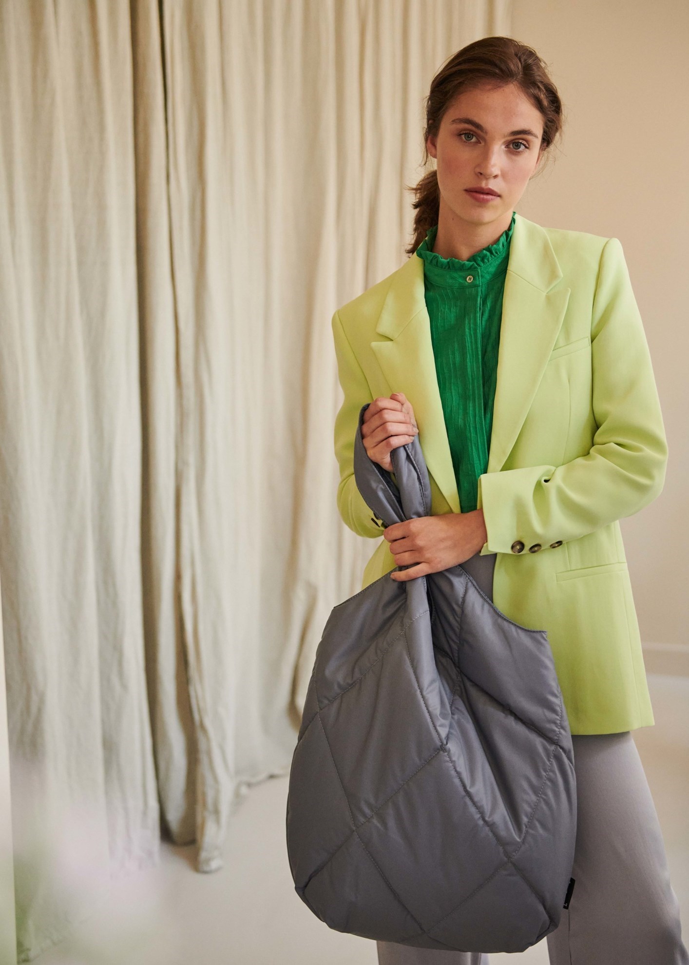 Obrázok z Prešívaná taška CARMEL Tinne + Mia z um. koža šedostrieborná