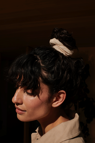 Obrázok z Gumička do vlasov SCRUNCHIE Monk & Anna ľana béžová