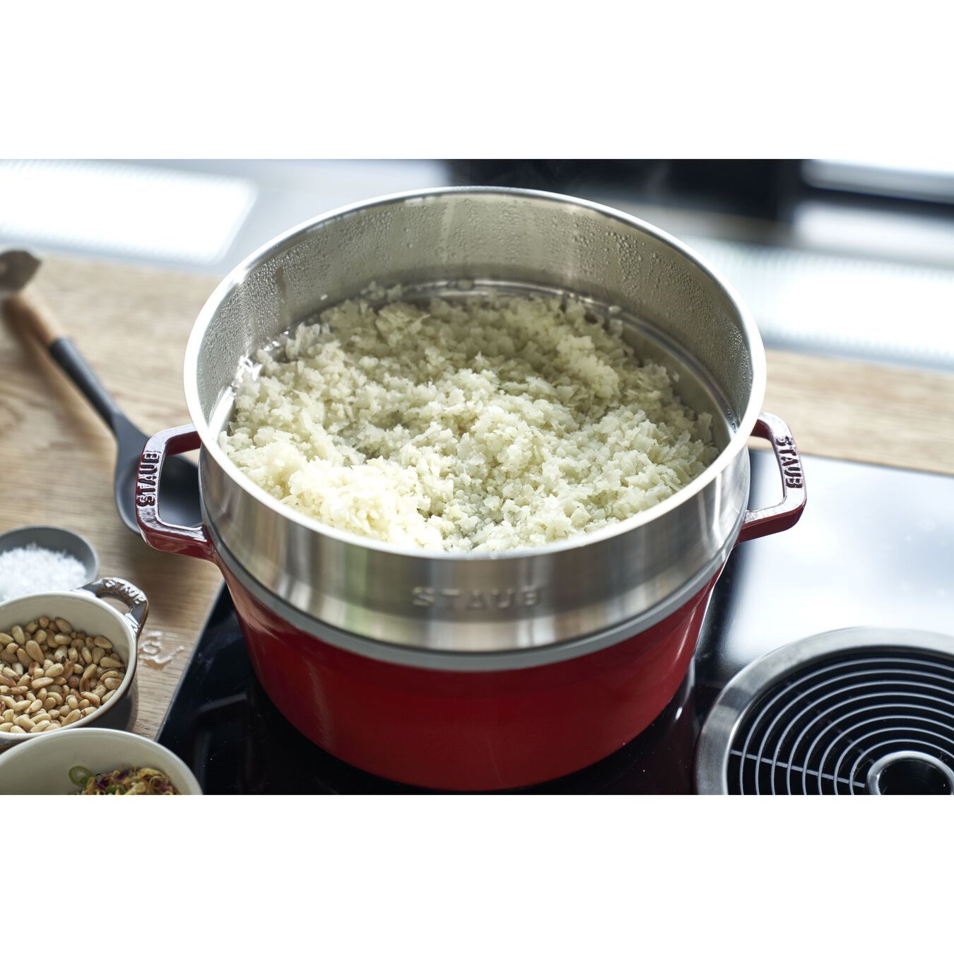 Hrnec STAUB  kulatý 26 cm červený s pařákem 5,2l_0