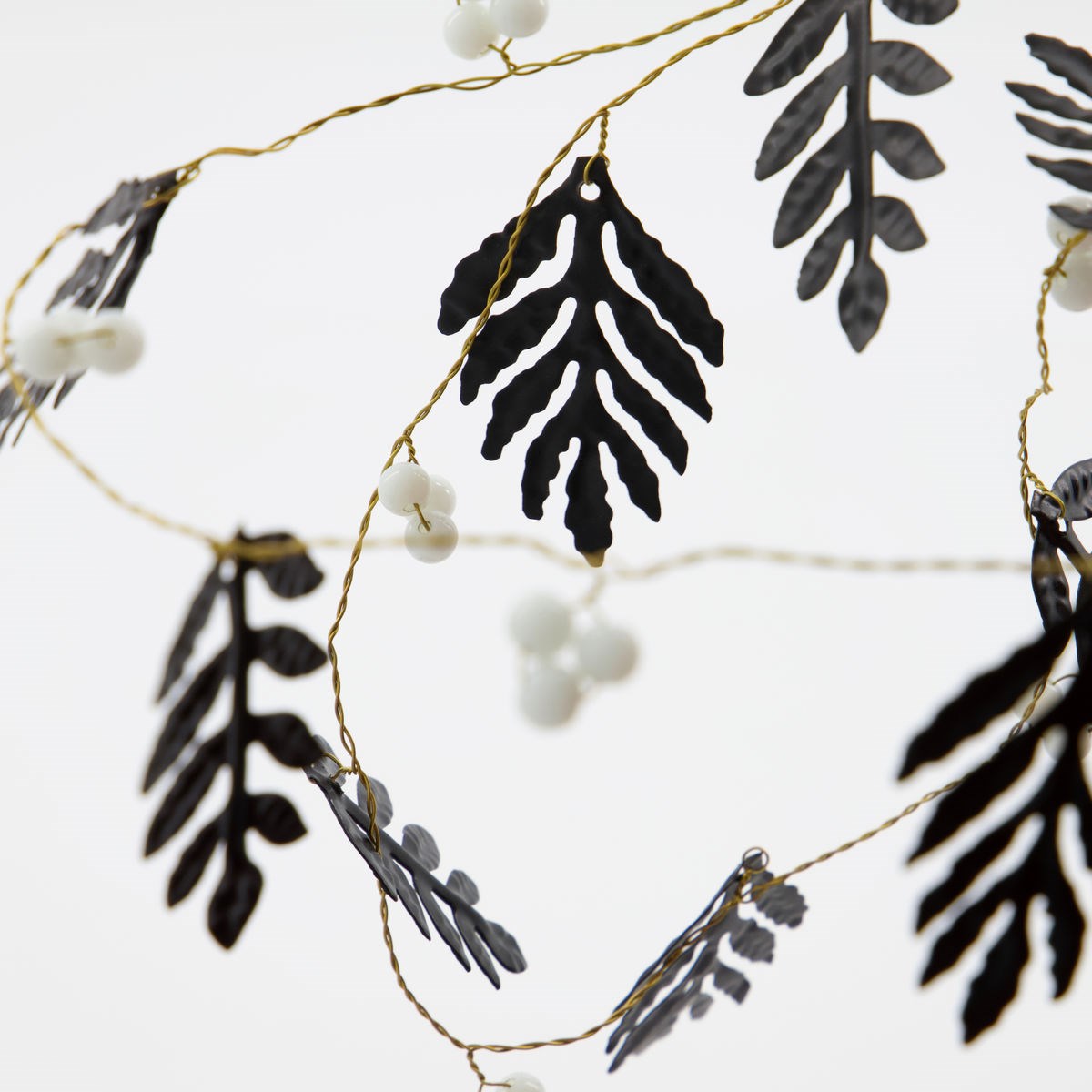 Girlanda LEAF D.150 cm černá/bílá_0