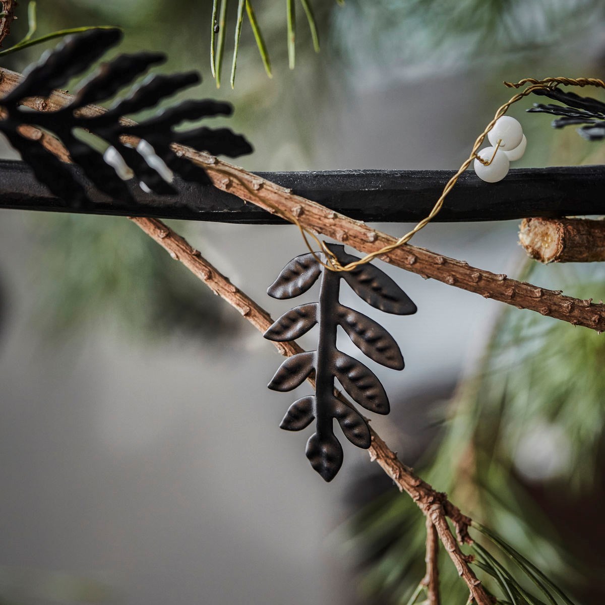 Girlanda LEAF D.150 cm černá/bílá_2