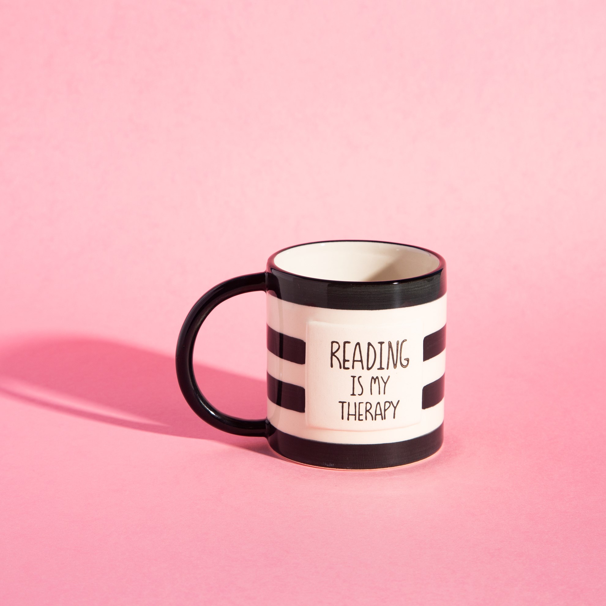 Hrnek s uchem "Reading is my therapy" 300m_1