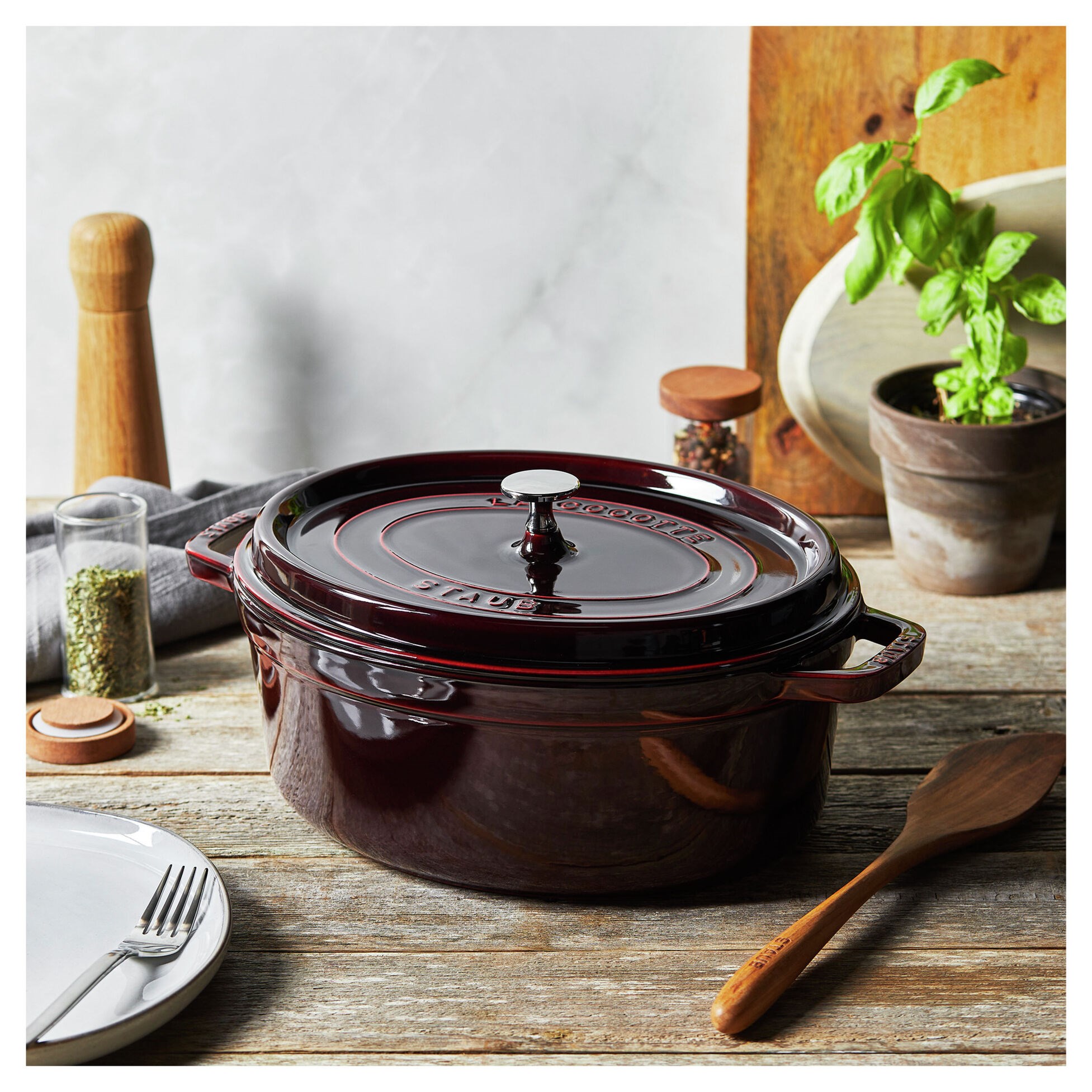 Hrnec STAUB  oválný 31 cm vínový 5,5l_0