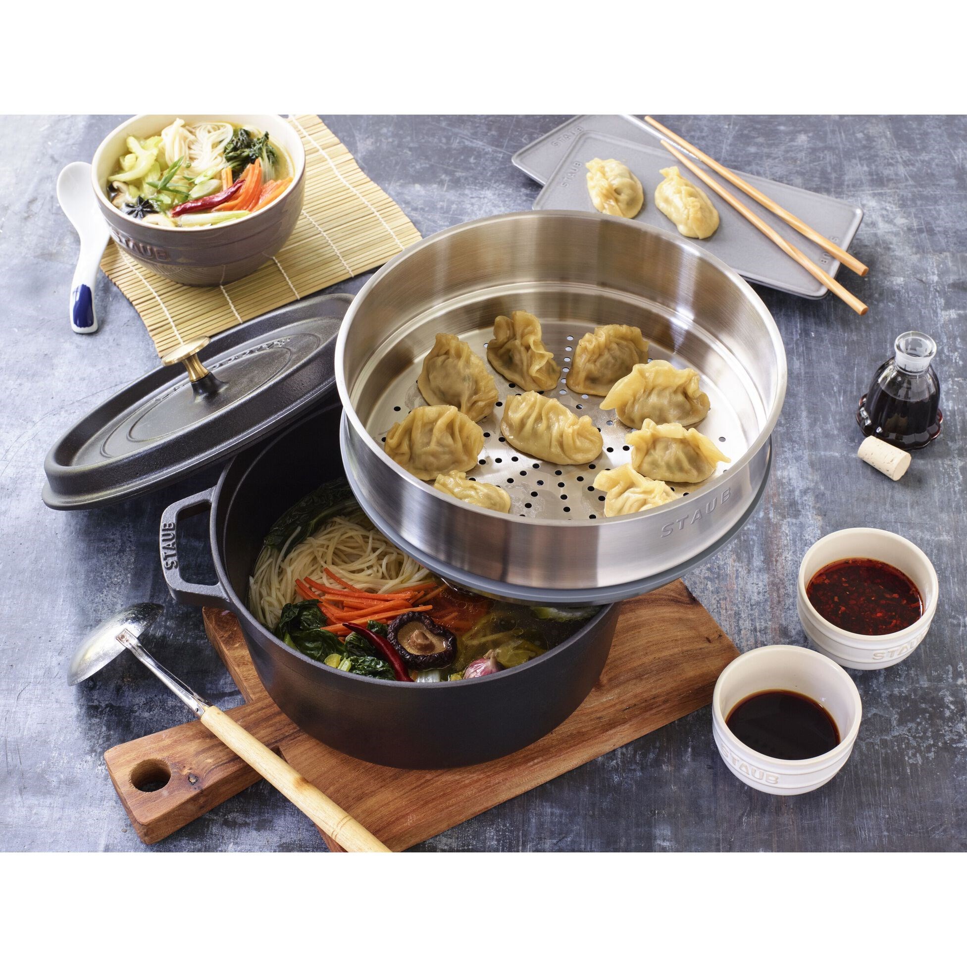 Hrnec STAUB  kulatý 26 cm černý s pařákem 5,2l_0
