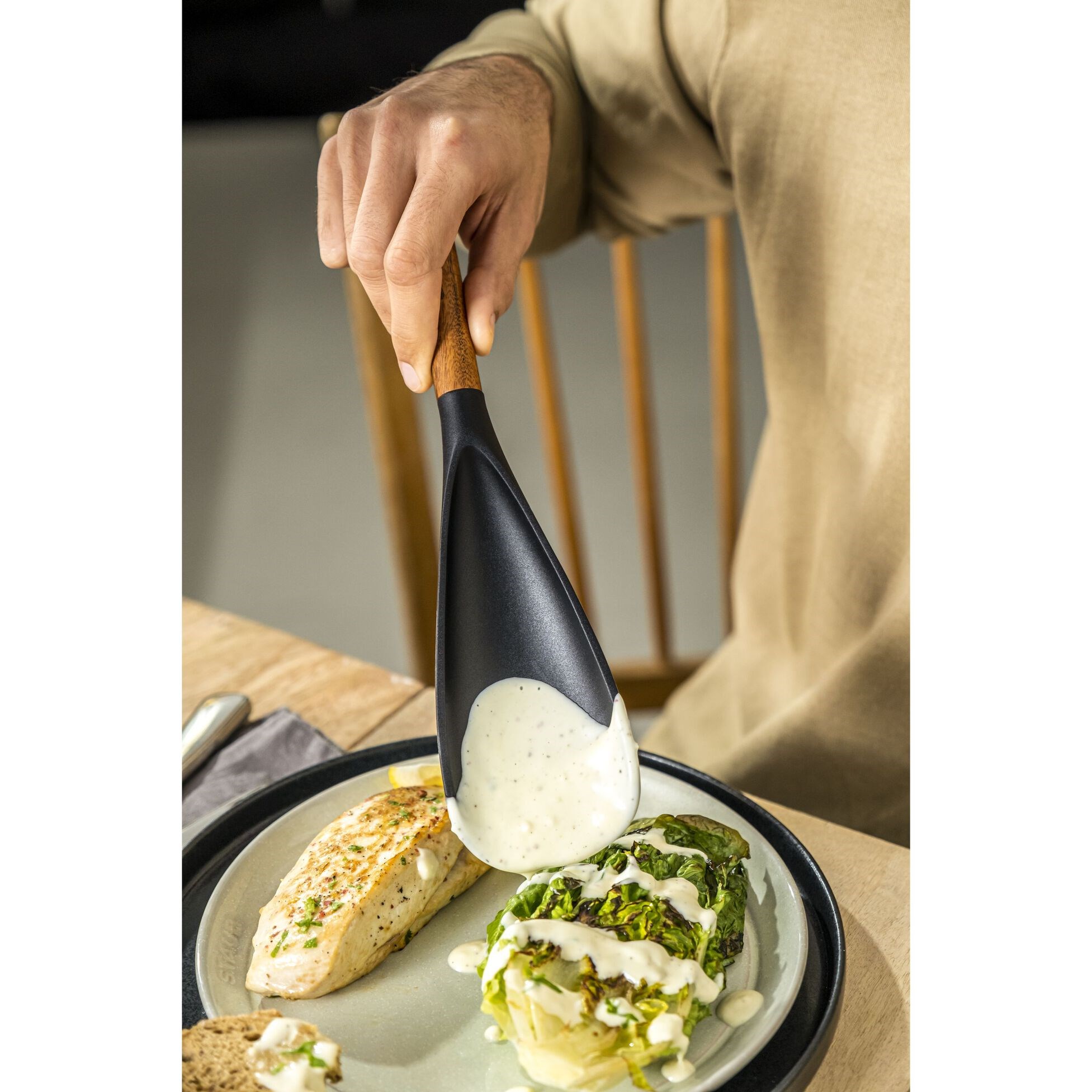 Víceúčelová lžíce STAUB s dřevěnou rukojetí_2