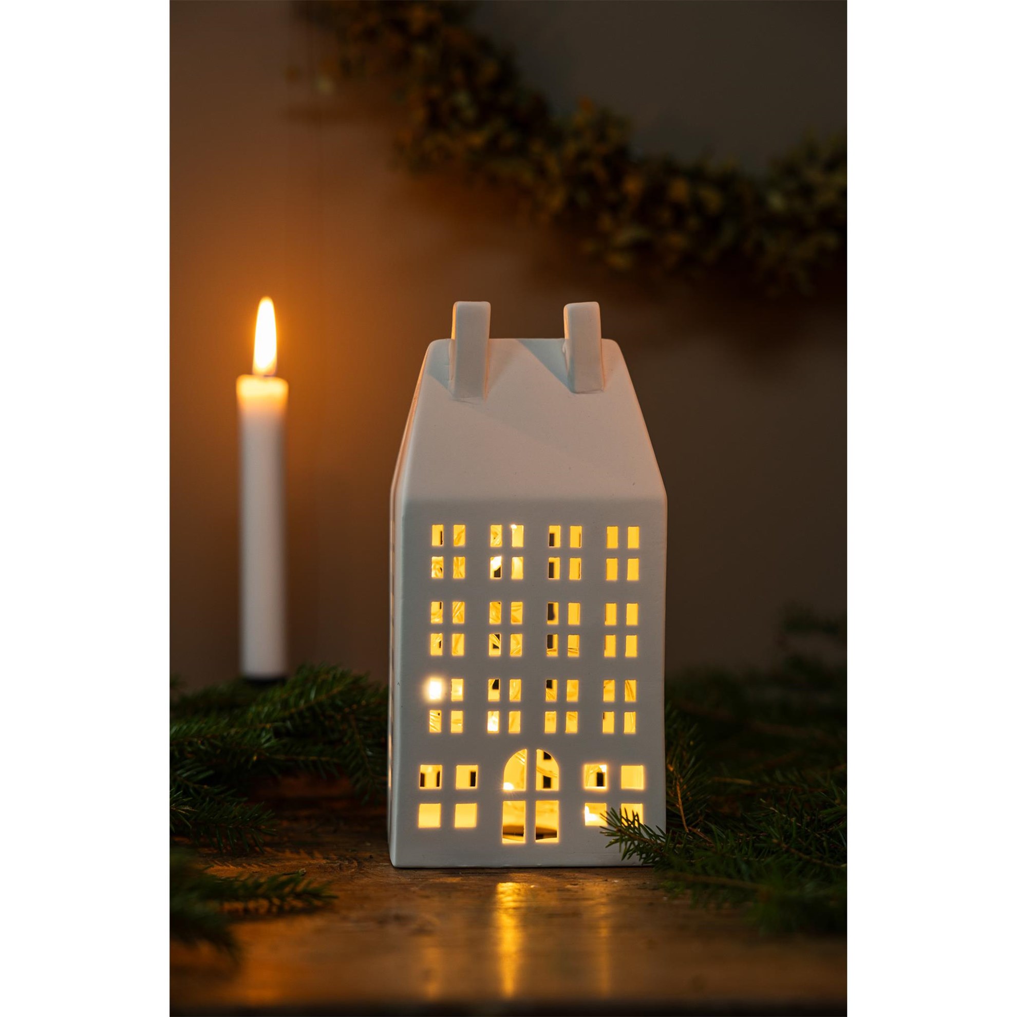 Keramický svícen domek STORSTADEN NR.1 V.22cm bílý_0