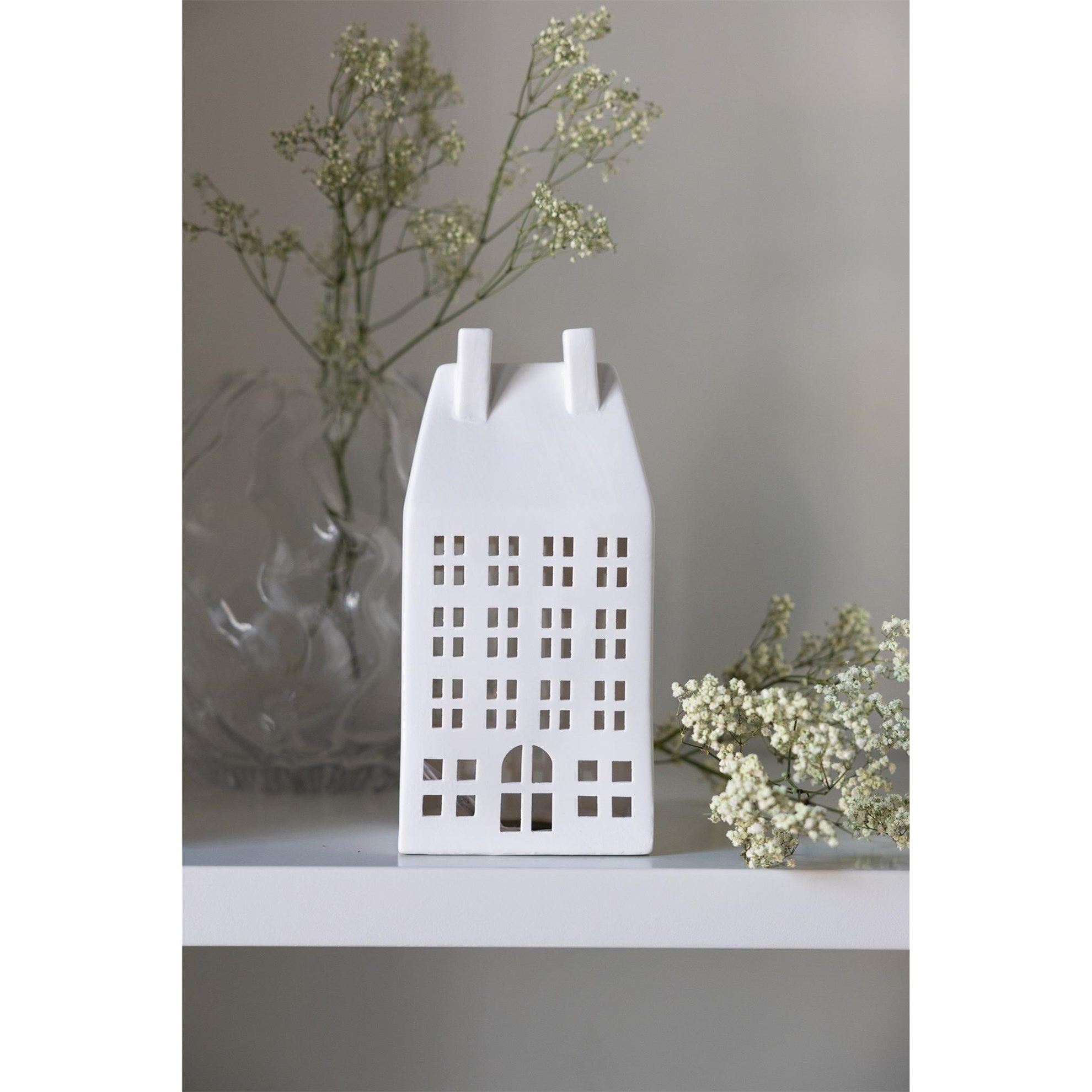 Keramický svícen domek STORSTADEN NR.1 V.22cm bílý_1