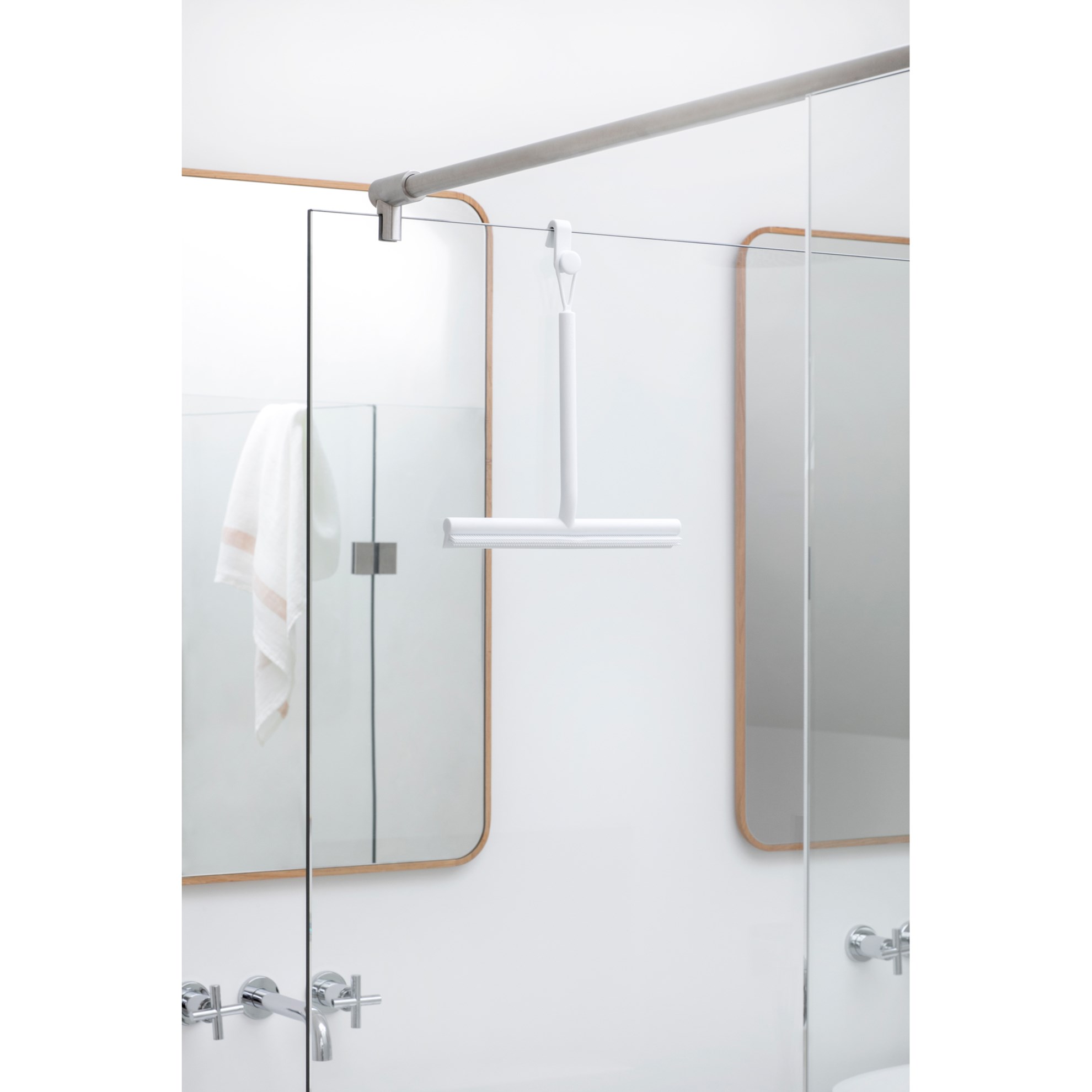 Sprchová stěrka s háčkem Brabantia RENEW tmavě bílá_1