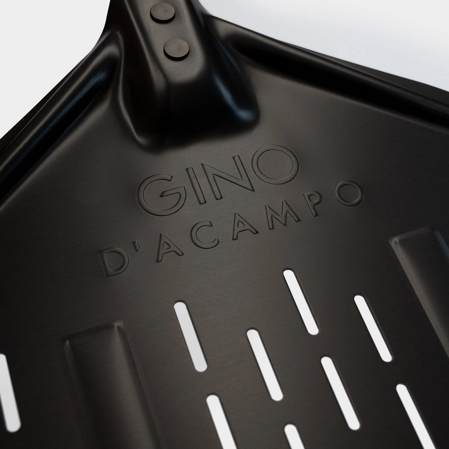 Perforovaná lopata na pizzu GINO D.70cm černá_3