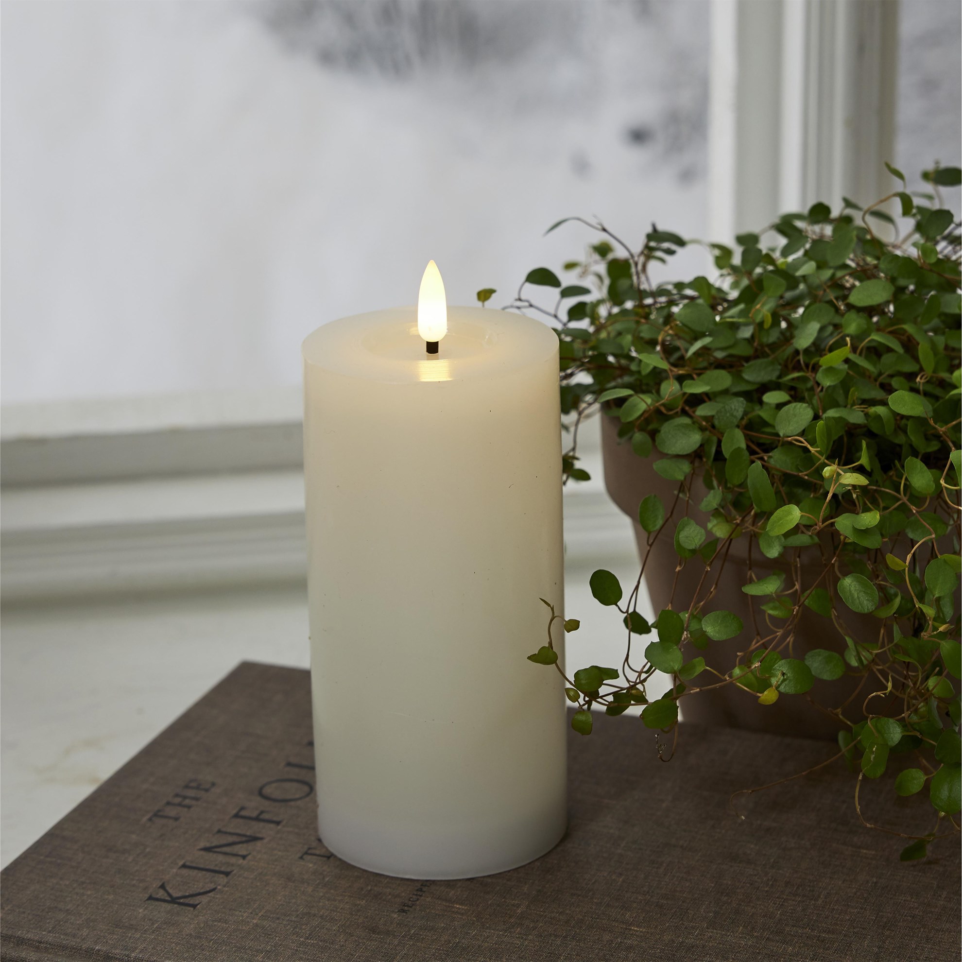 LED svíčka válec FLOW V.17,5 cm bílá_0