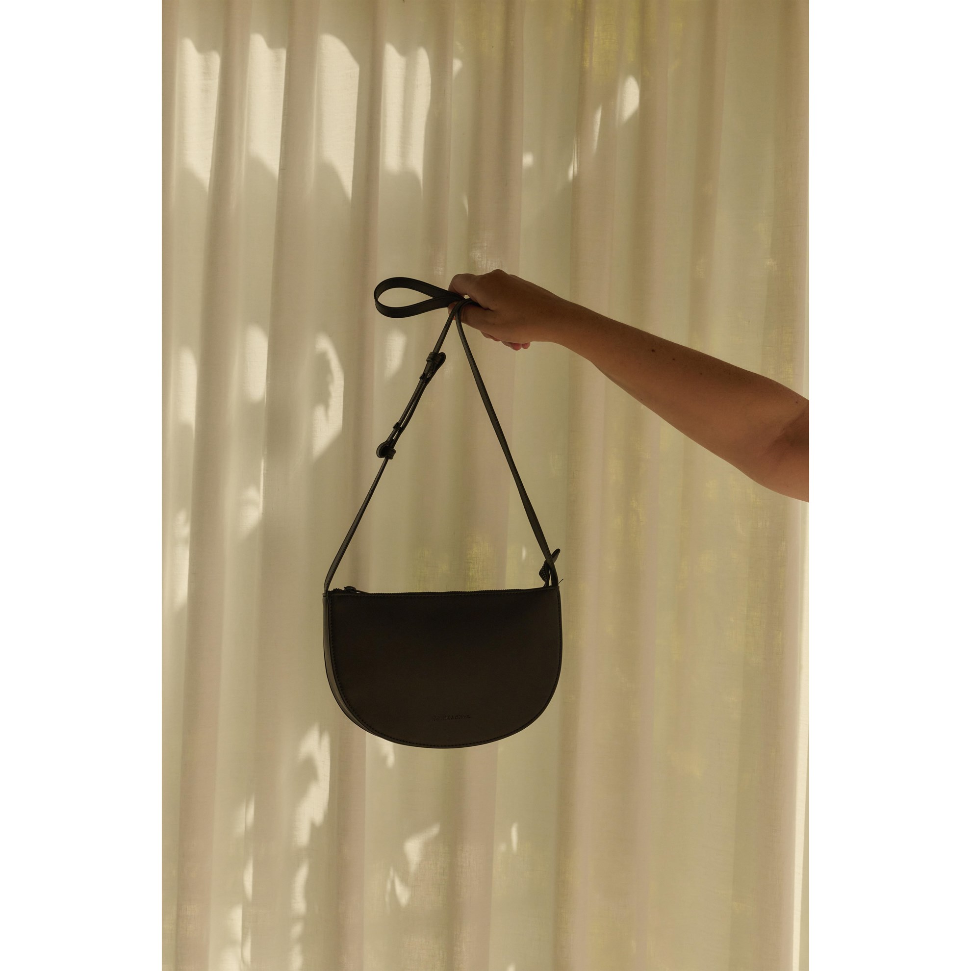 Kabelka Monk & Anna FAROU půlměsíc black_1