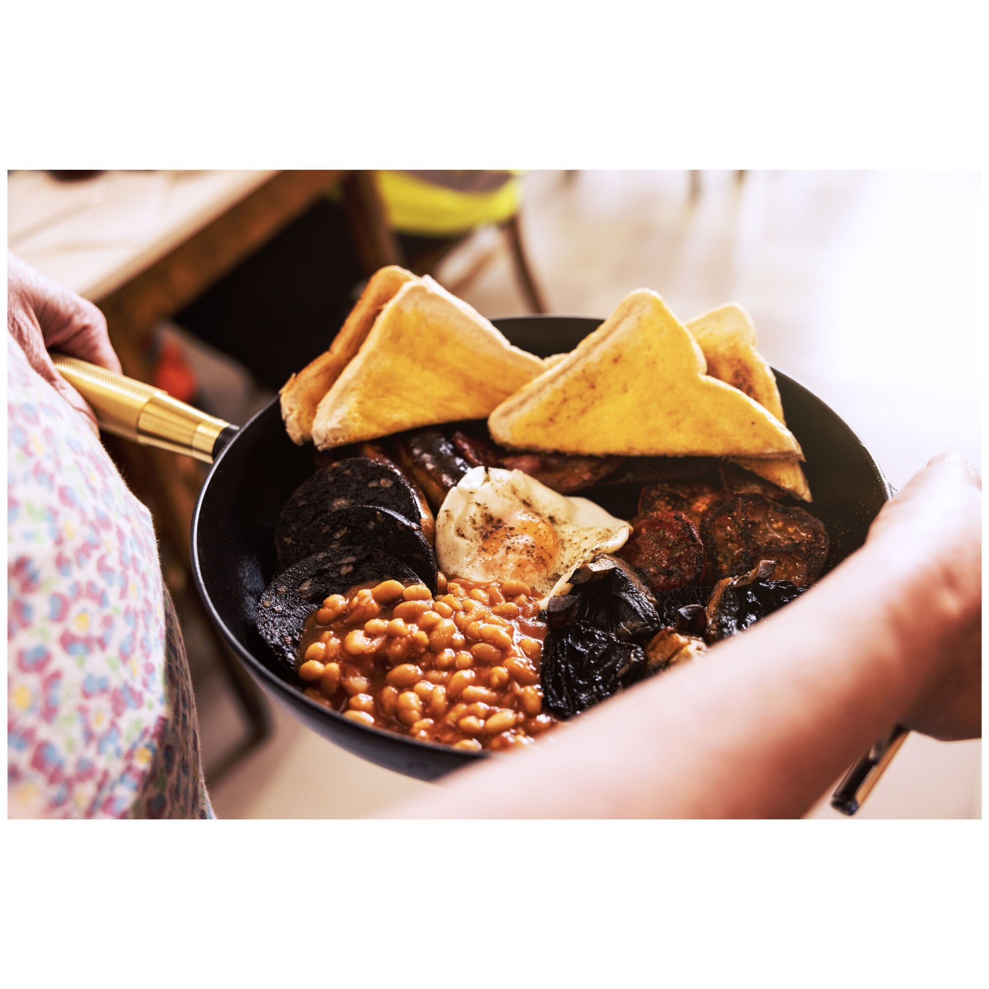 Litinová pánev STAUB Buster 28 cm mosazná rukojeť_0