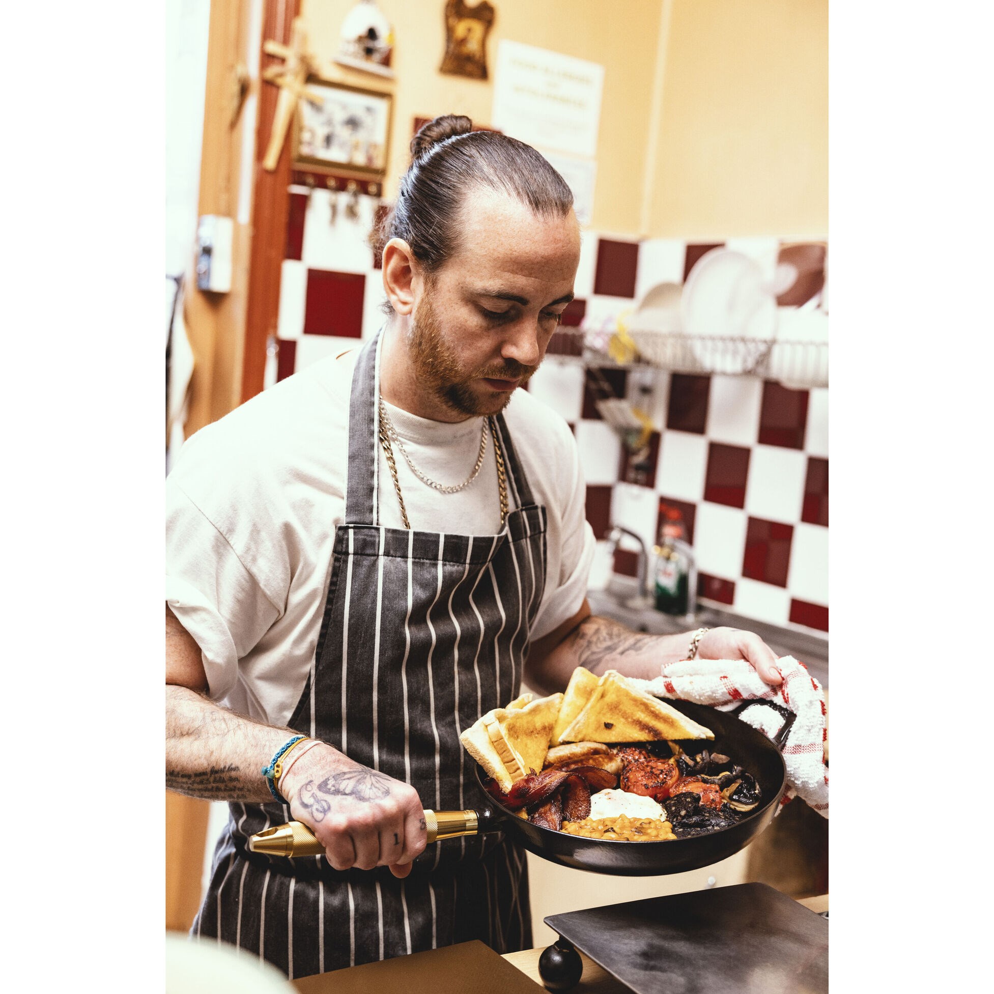 Litinová pánev STAUB Buster 28 cm mosazná rukojeť_0