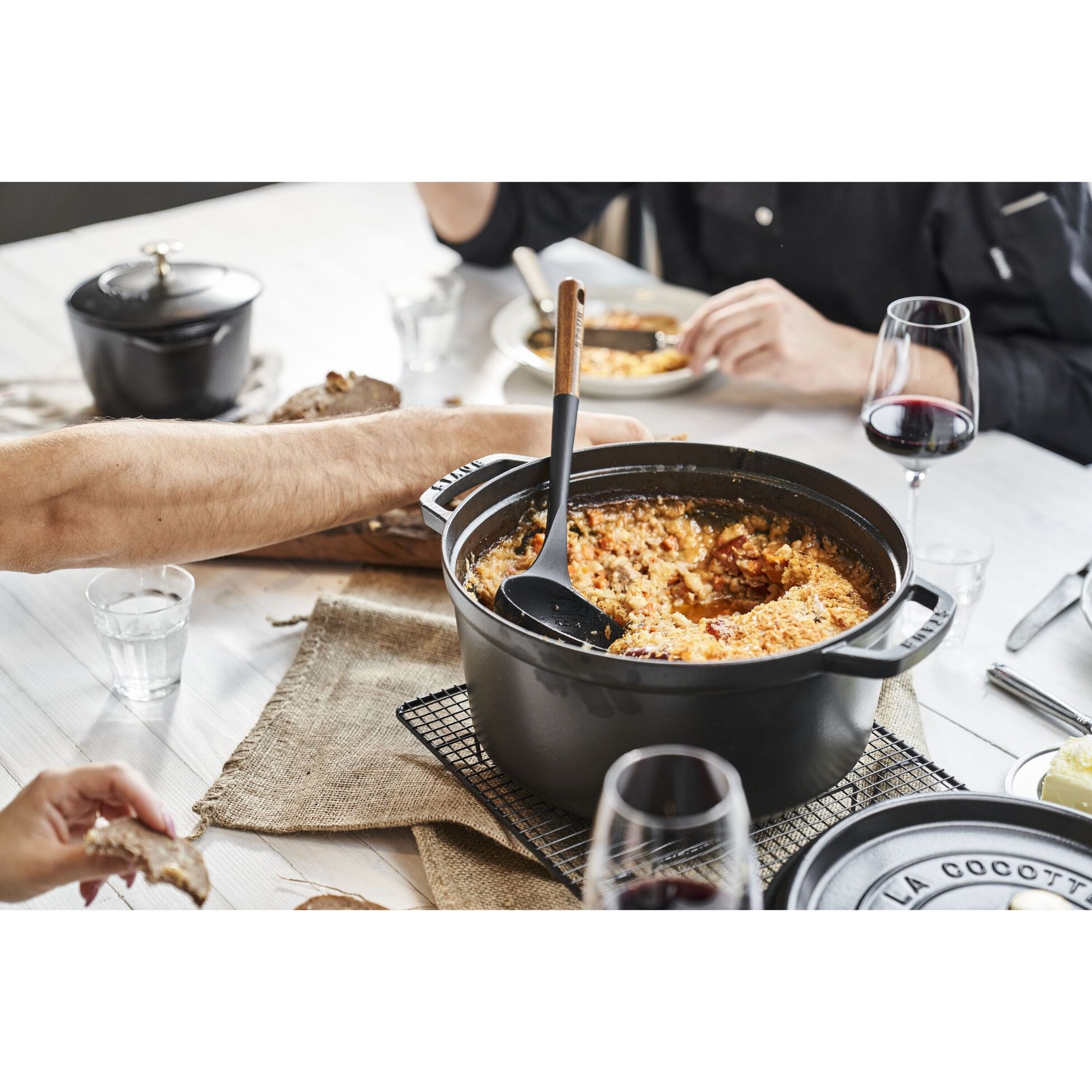 Hrnec STAUB  kulatý 28 cm černý 6,7l_0