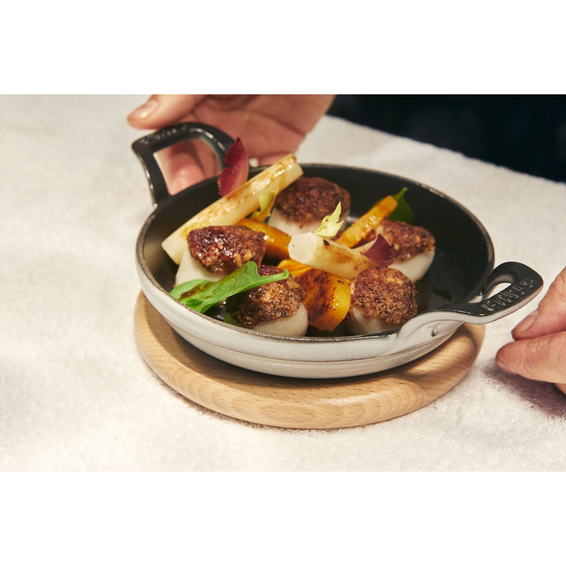 Dřevěná podložka STAUB magnetická ovál 15cm_0