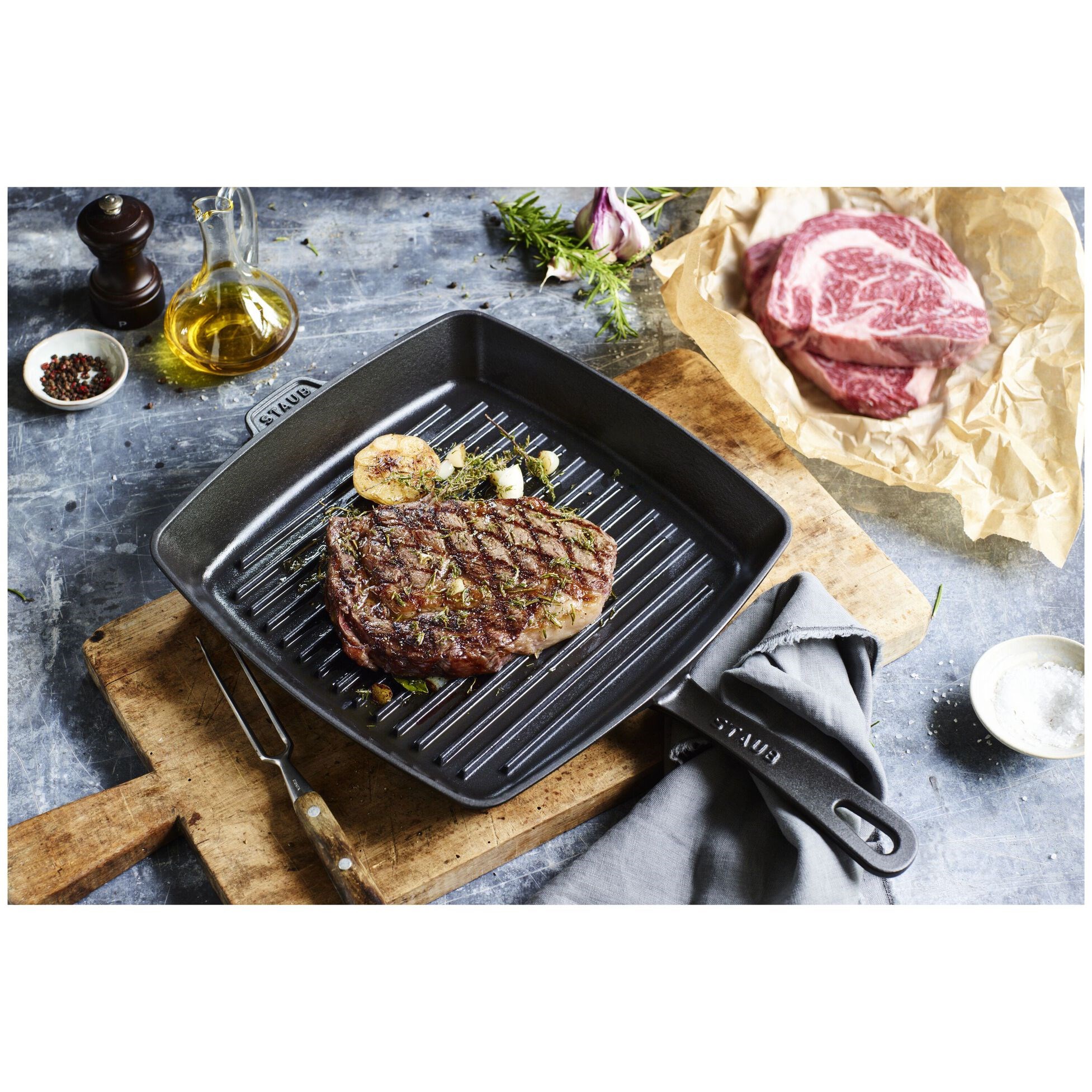 Grilovací pánev STAUB 26x26cm černá 2,2l_0