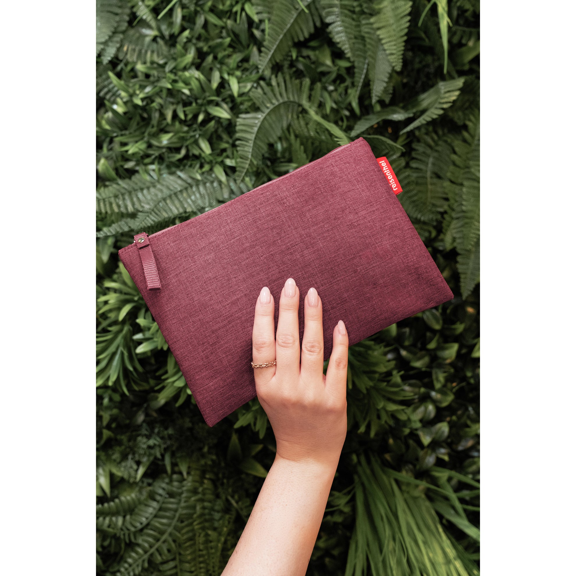 Pouzdro na zip Reisenthel Case 1 twist maroon_0
