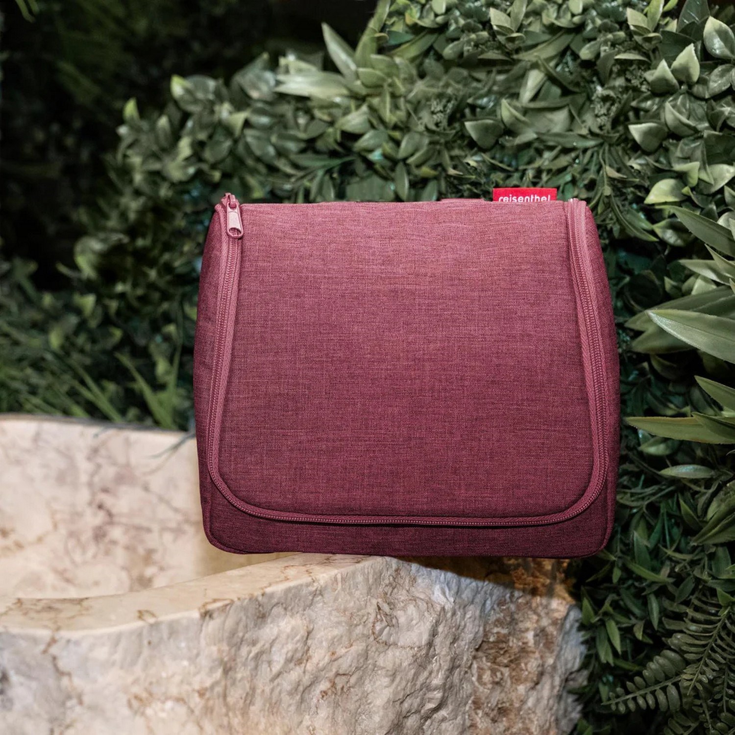 Toaletní taška Reisenthel Toiletbag twist maroon_1