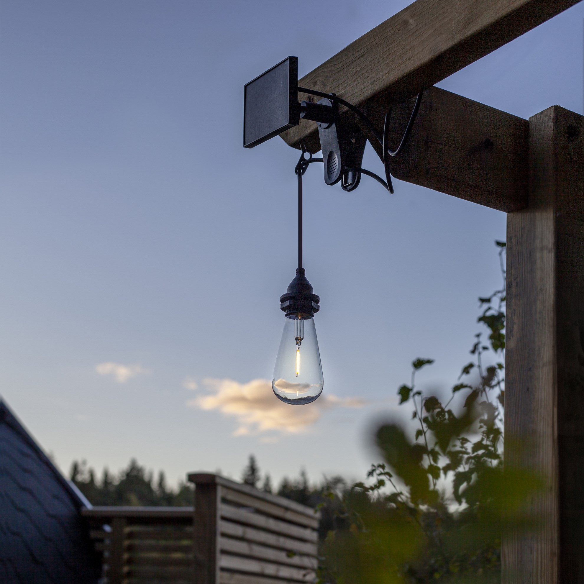 LED solární osvětlení s žárovkou na zavěšení černé_0