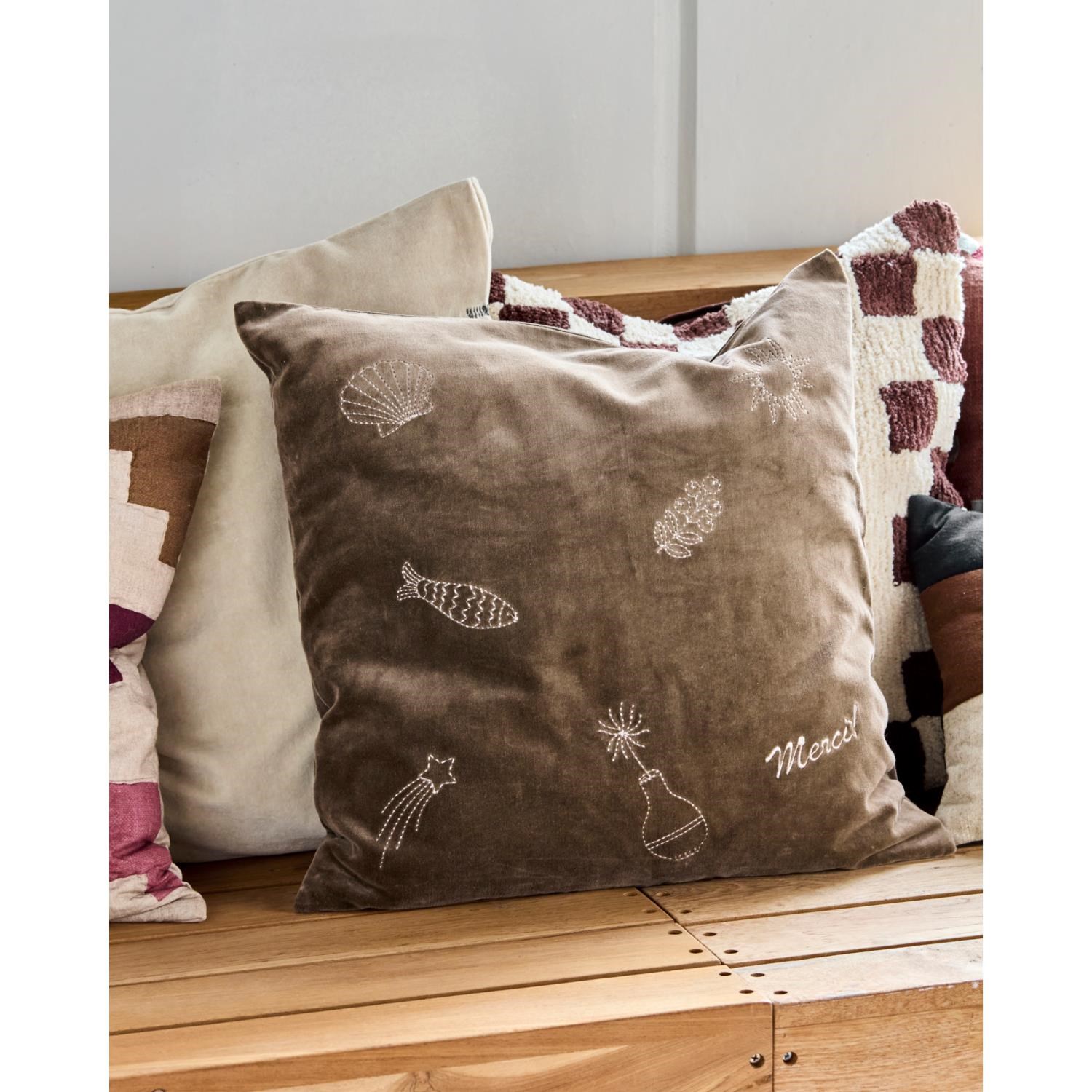 Sametový povlak na polštář House Doctor PLAY 50x50cm hnědý_0